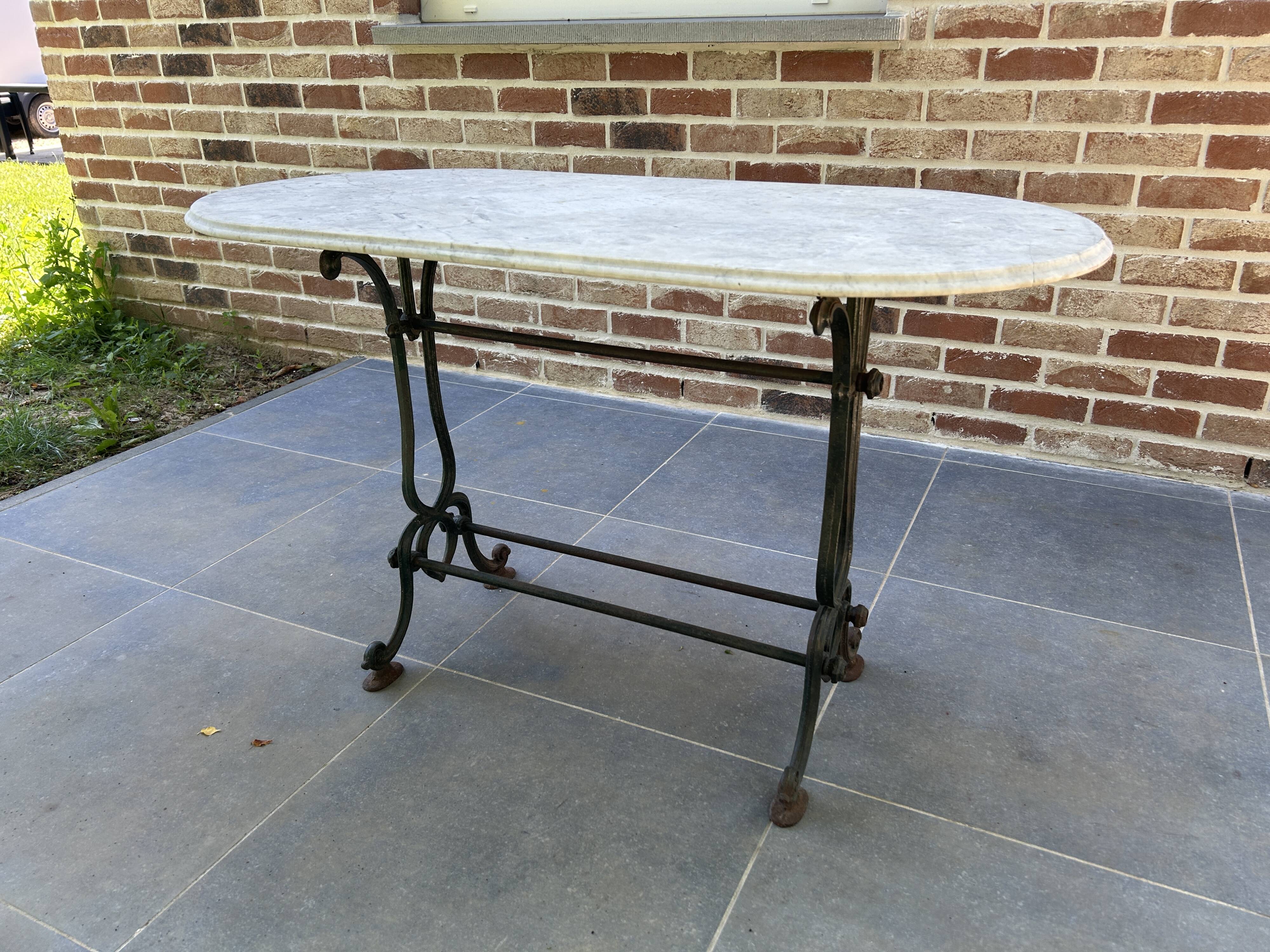 Bistro table in cast iron and marble from the art nouveau period.