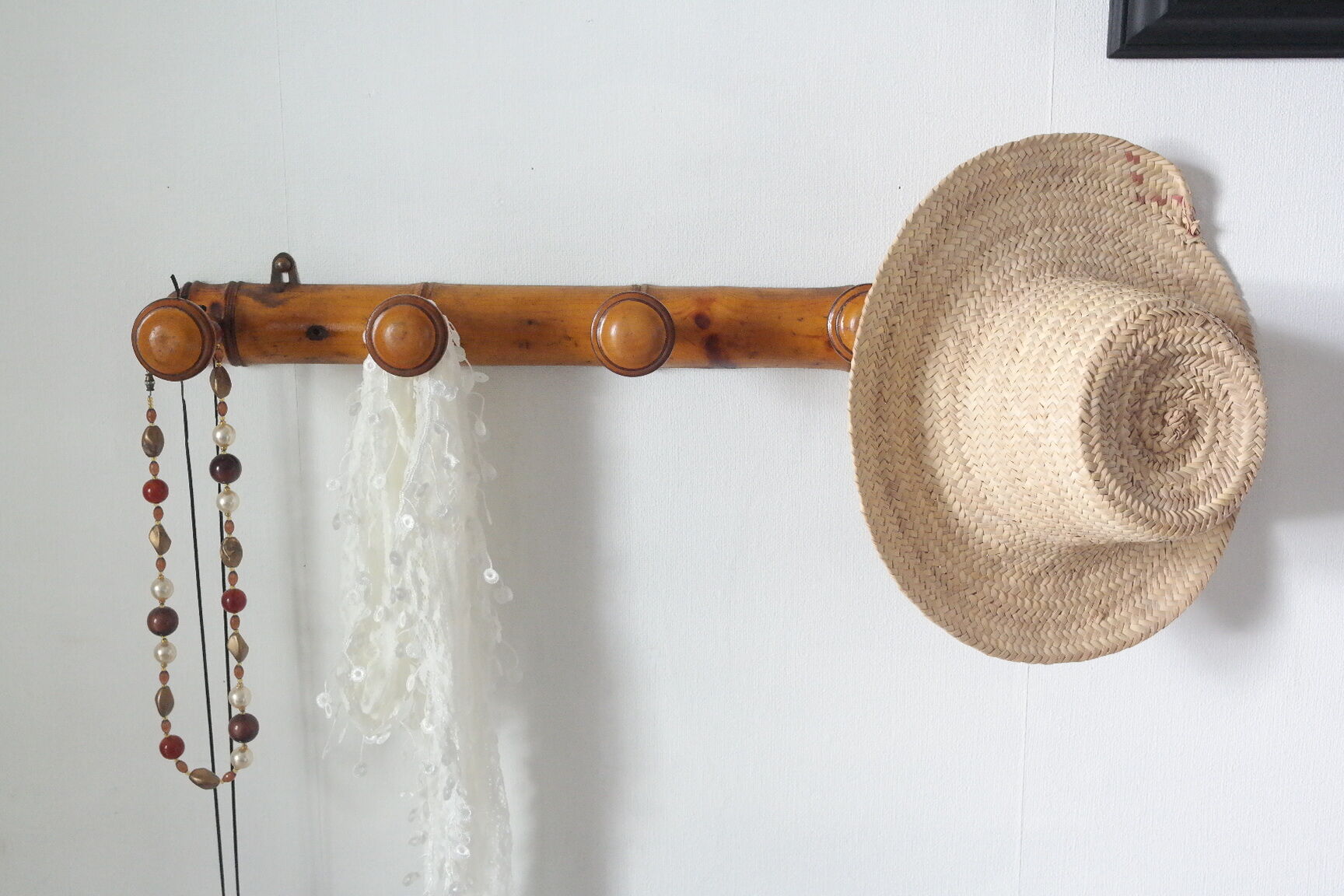 Patère wears vintage bamboo wall coat