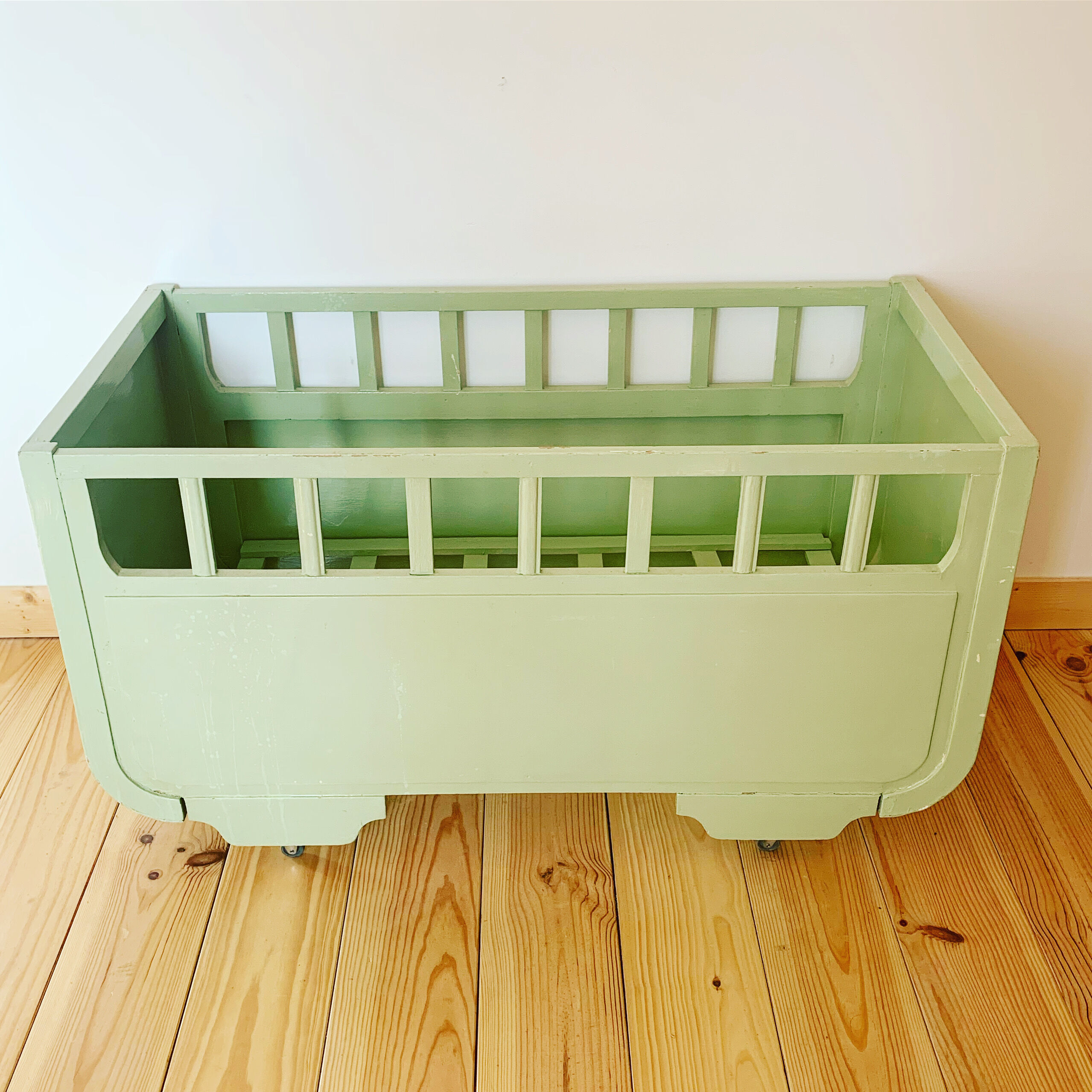 Baby bed 1950