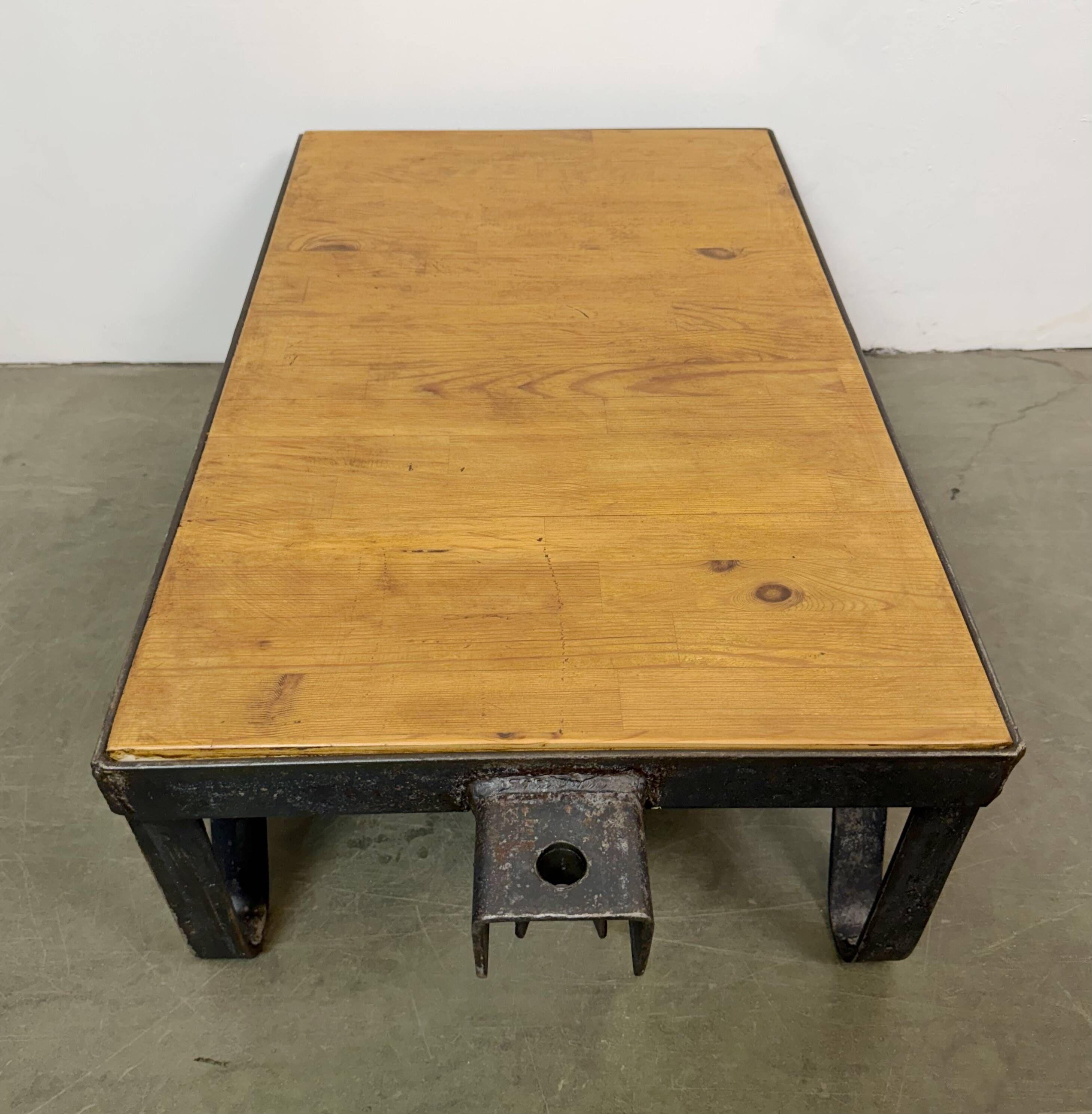 Table basse industrielle noire sur roulettes, années 1960