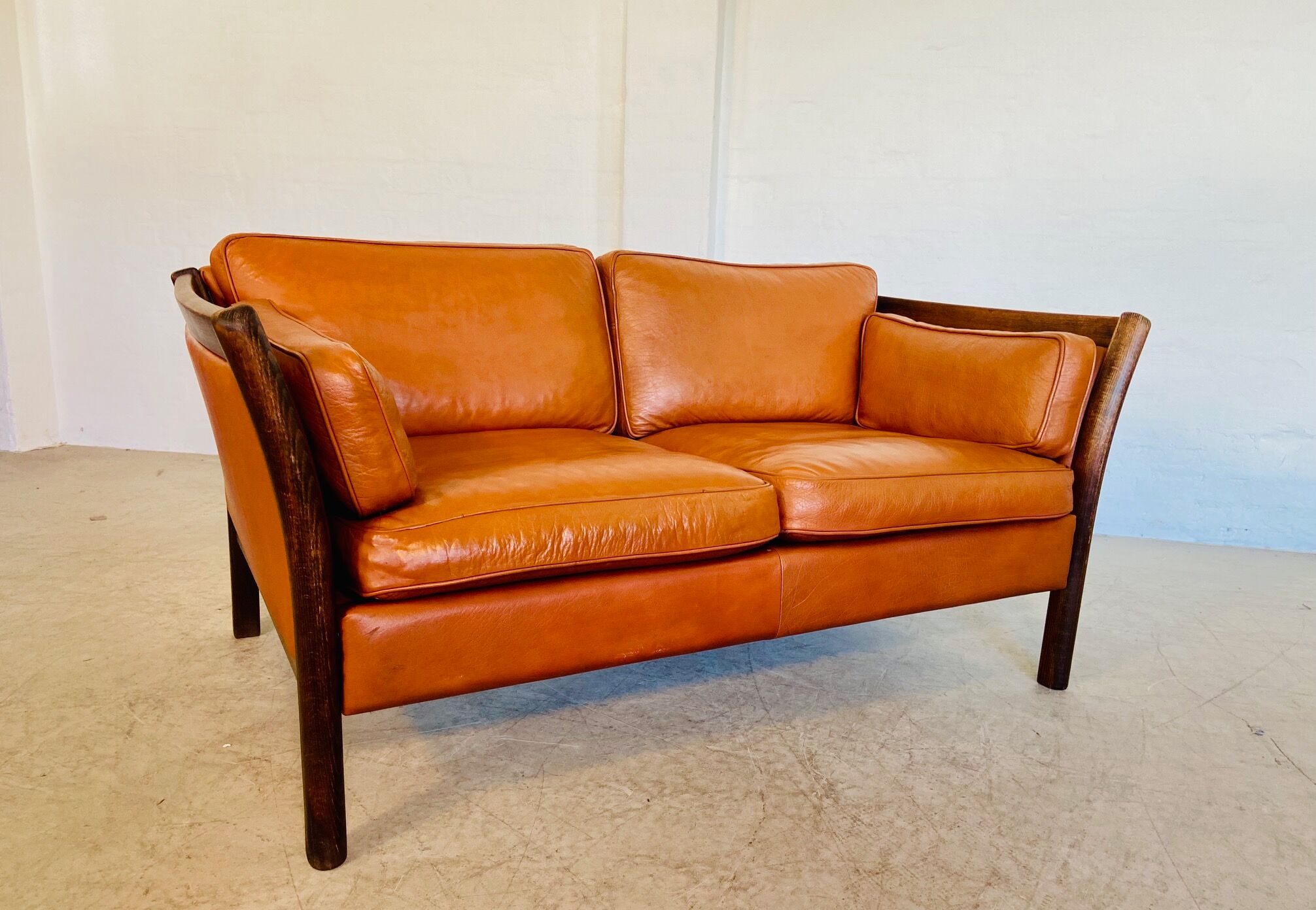 Canapé vintage danois des années 60 en cuir cognac pour 2 personnes.