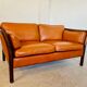 Canapé vintage danois des années 60 en cuir cognac pour 2 personnes.