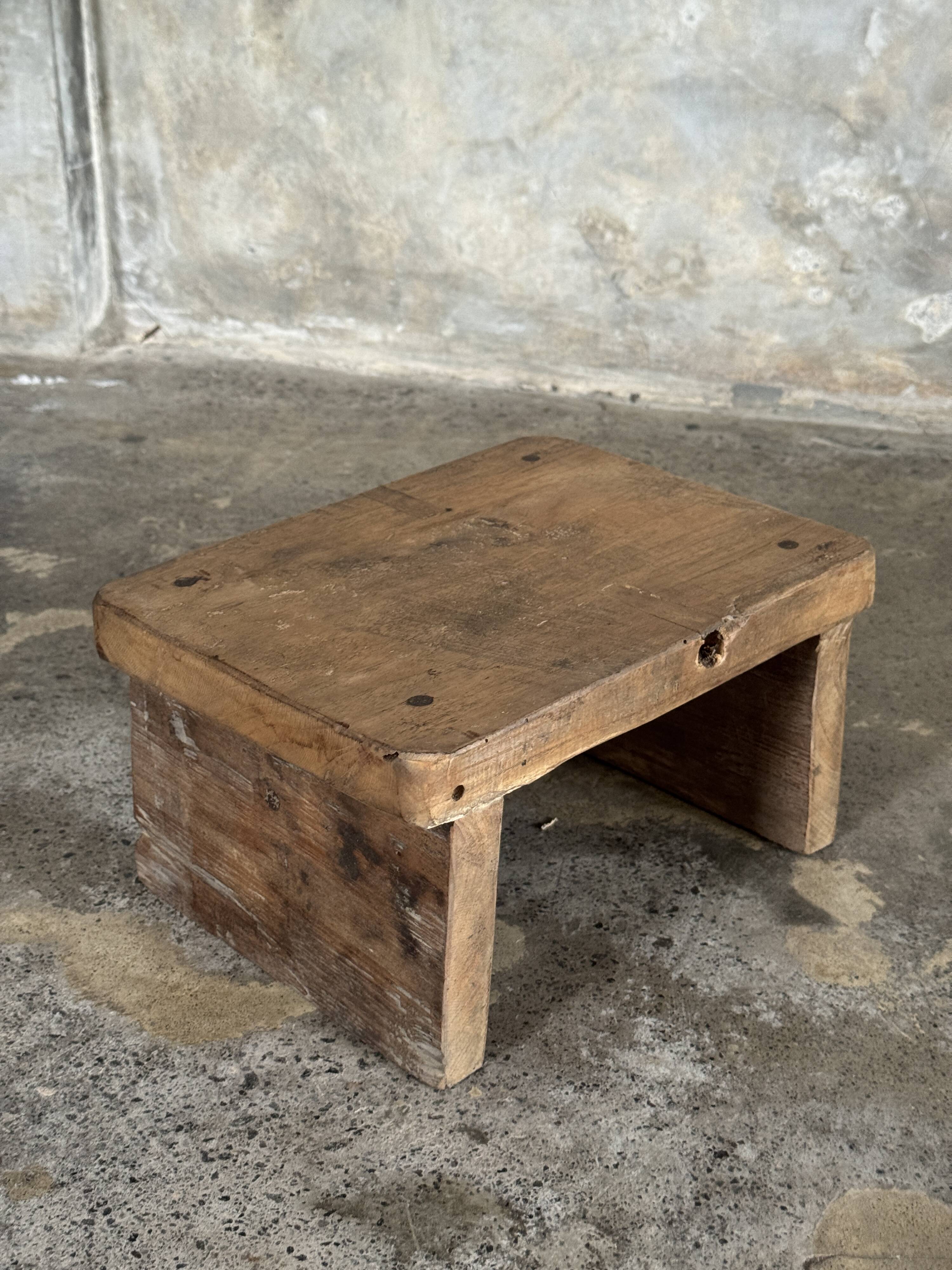 Small auxiliary stool in light upcycled teak (3276)
