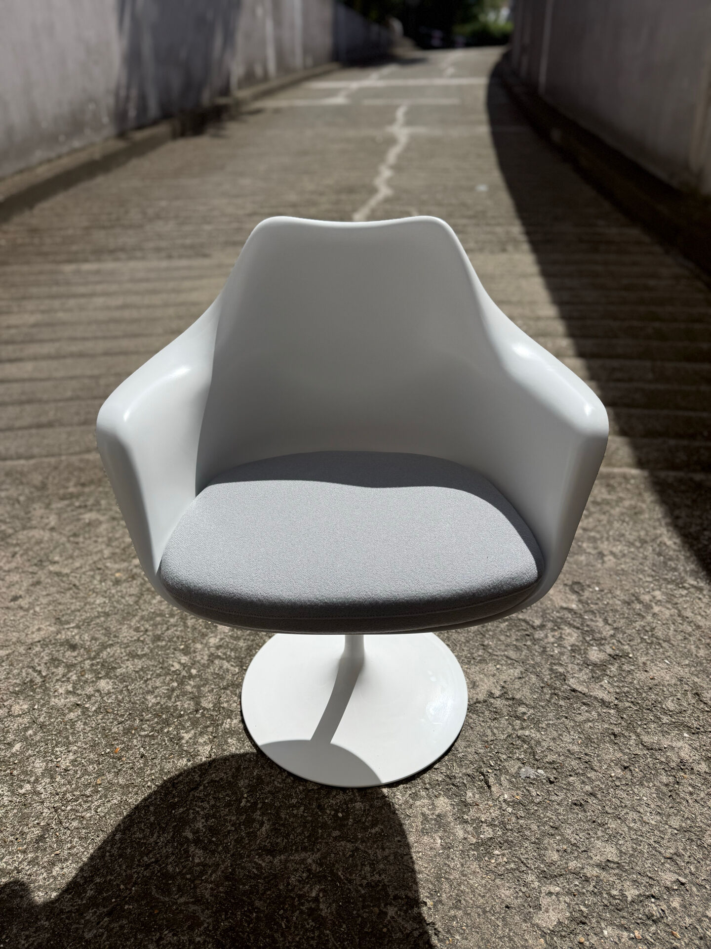 Tulip chair, Knoll studio Eero Saarinen