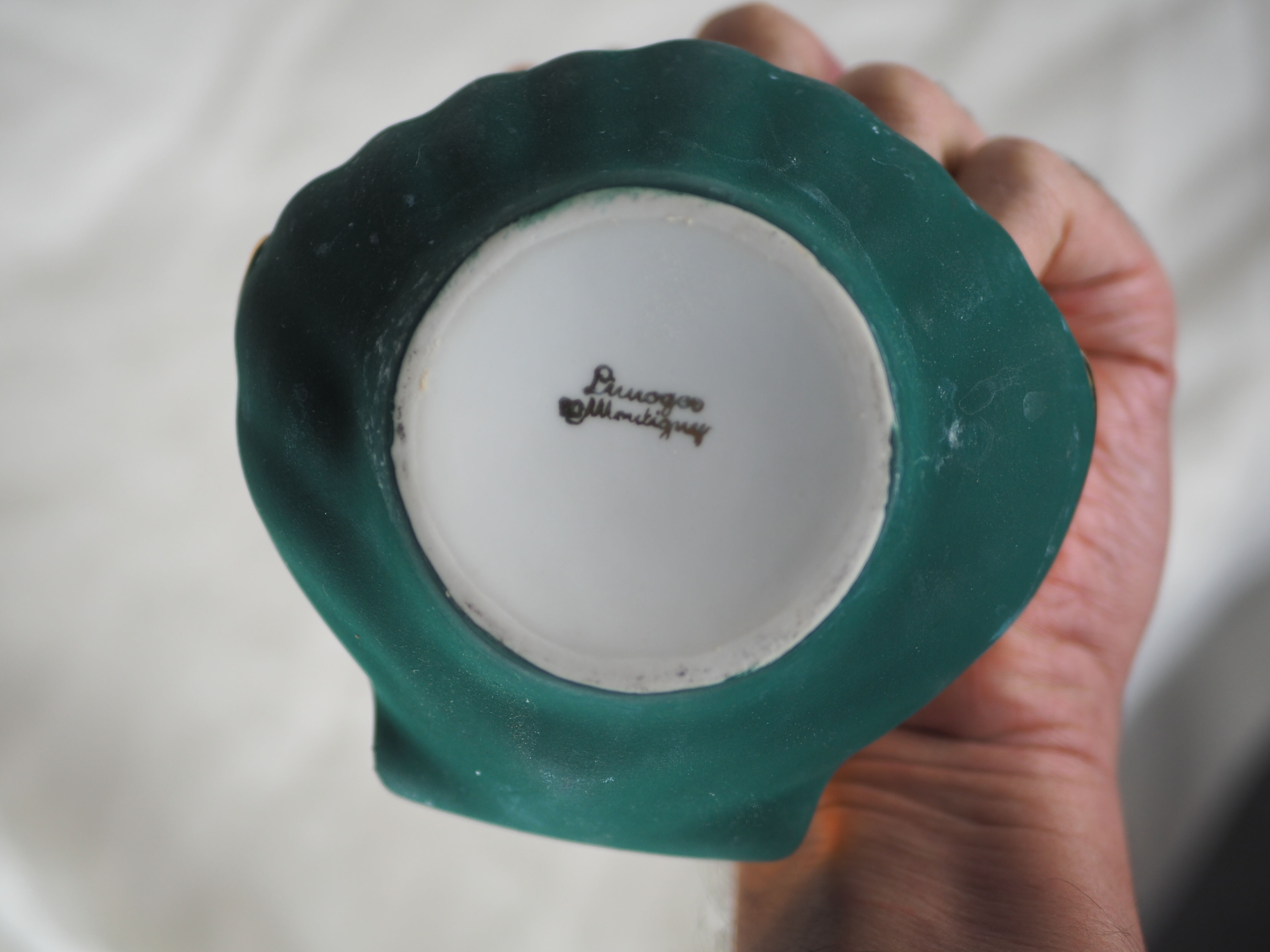 Porcelain pocket tray in the shape of a golden scallop shell with duck green background from the 50s/60s