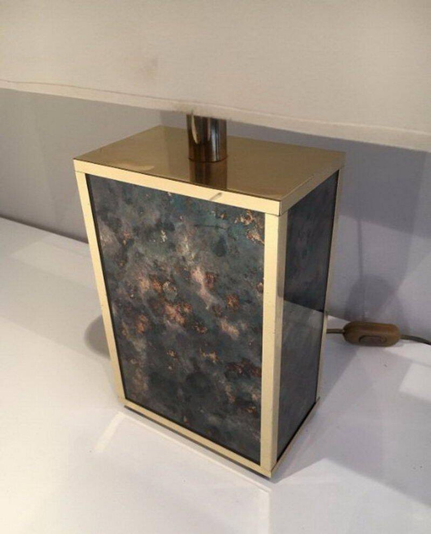 Lamp in gilded metal and stylized glass. In the style of Aldo Tura