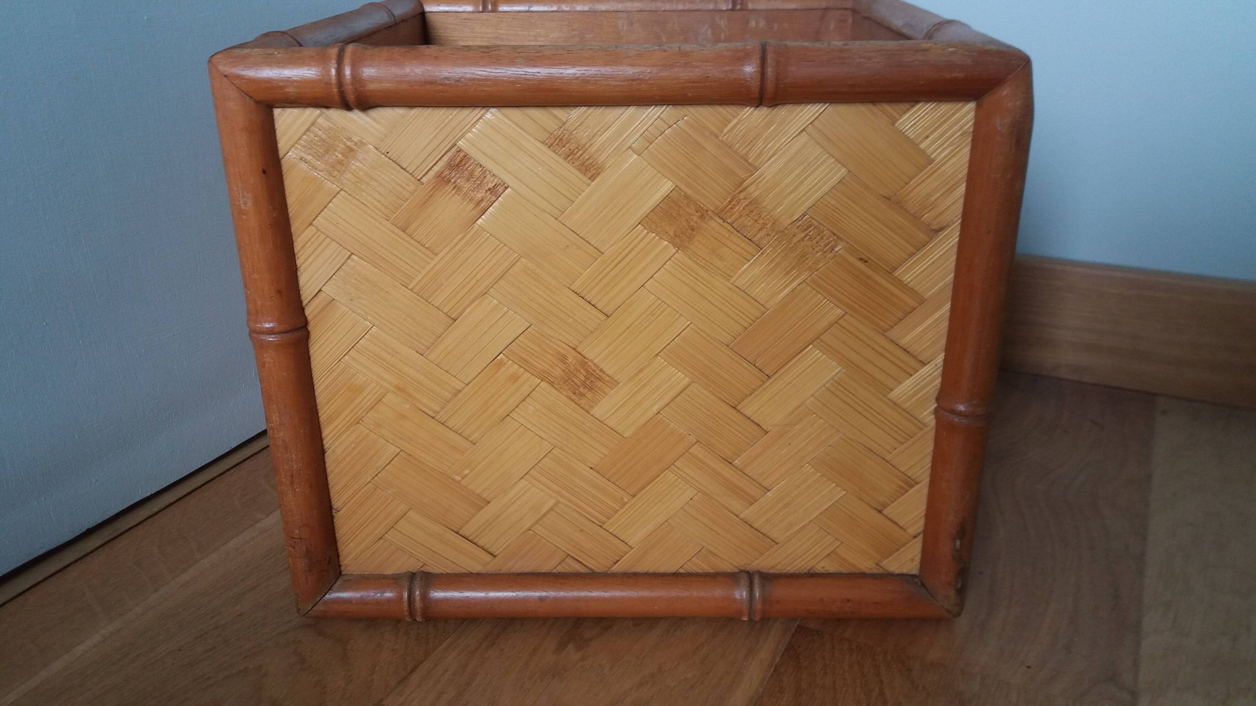 Cache pot, storage box in wood and rattan.