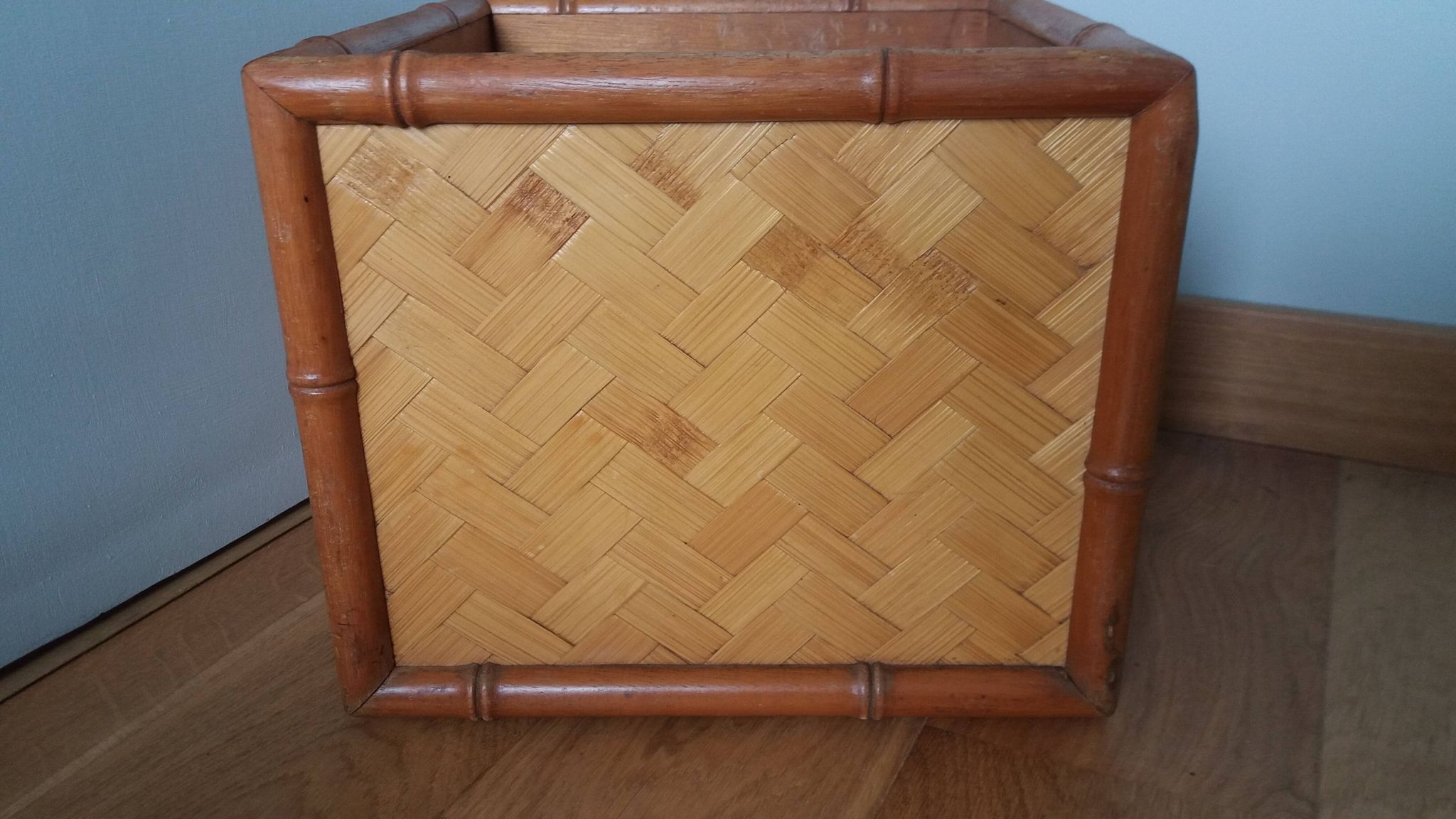 Cache pot, storage box in wood and rattan.
