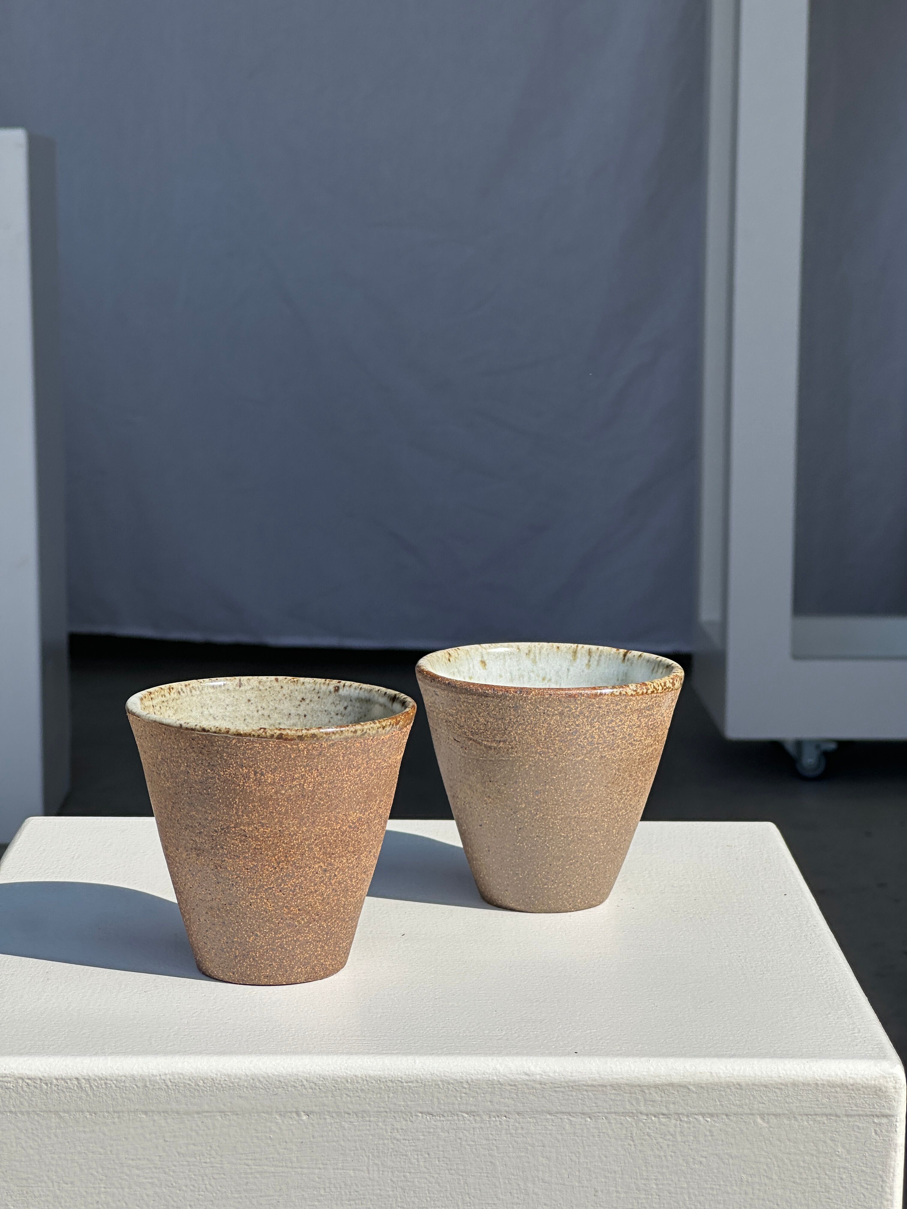 Lot de 2 tasses / mug en céramique indonésienne (mat brun)