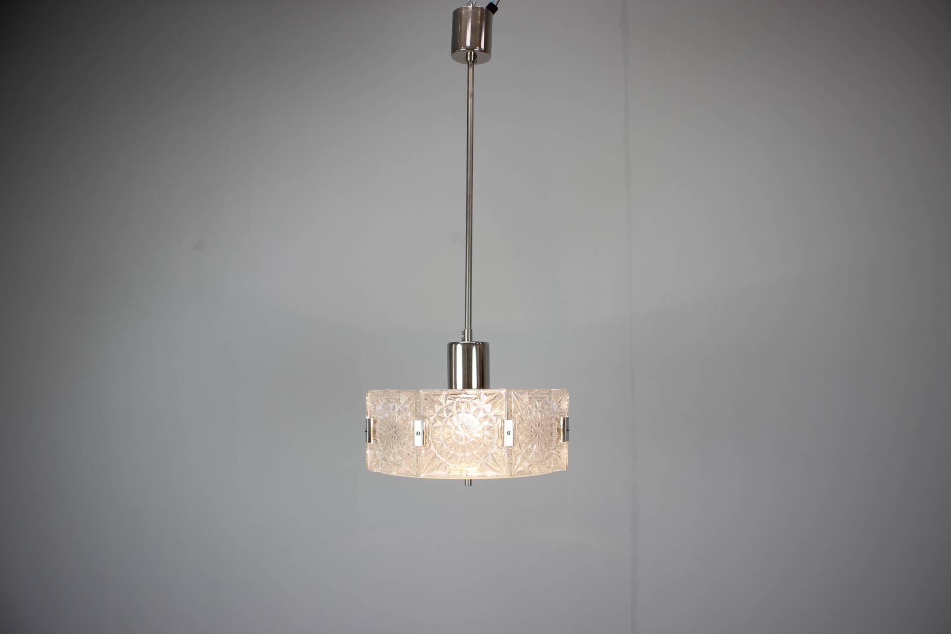 Suspension en verre taillé de Kamenický Šenov et chrome des années 1970 en Tchécoslovaquie