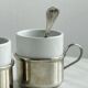 2 tasses en porcelaine avec supports en métal et petites cuillères.
