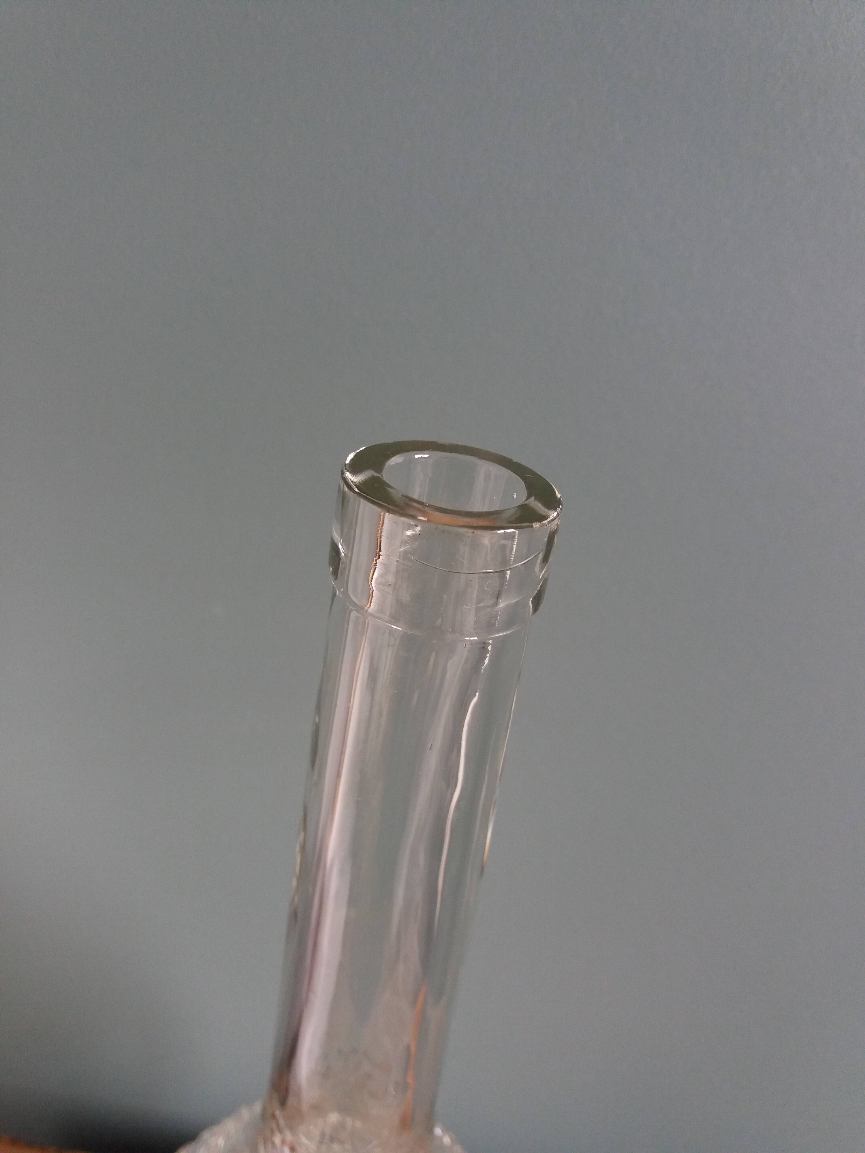 Glass bottle carafe with pineapple diamond tip decoration