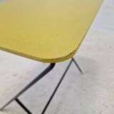 Ensemble de deux tables d'appoint en métal et bois, années 1960