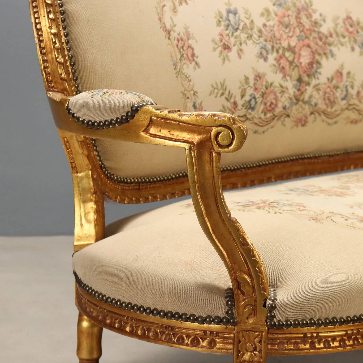 Neoclassical canapé in gilded wood
