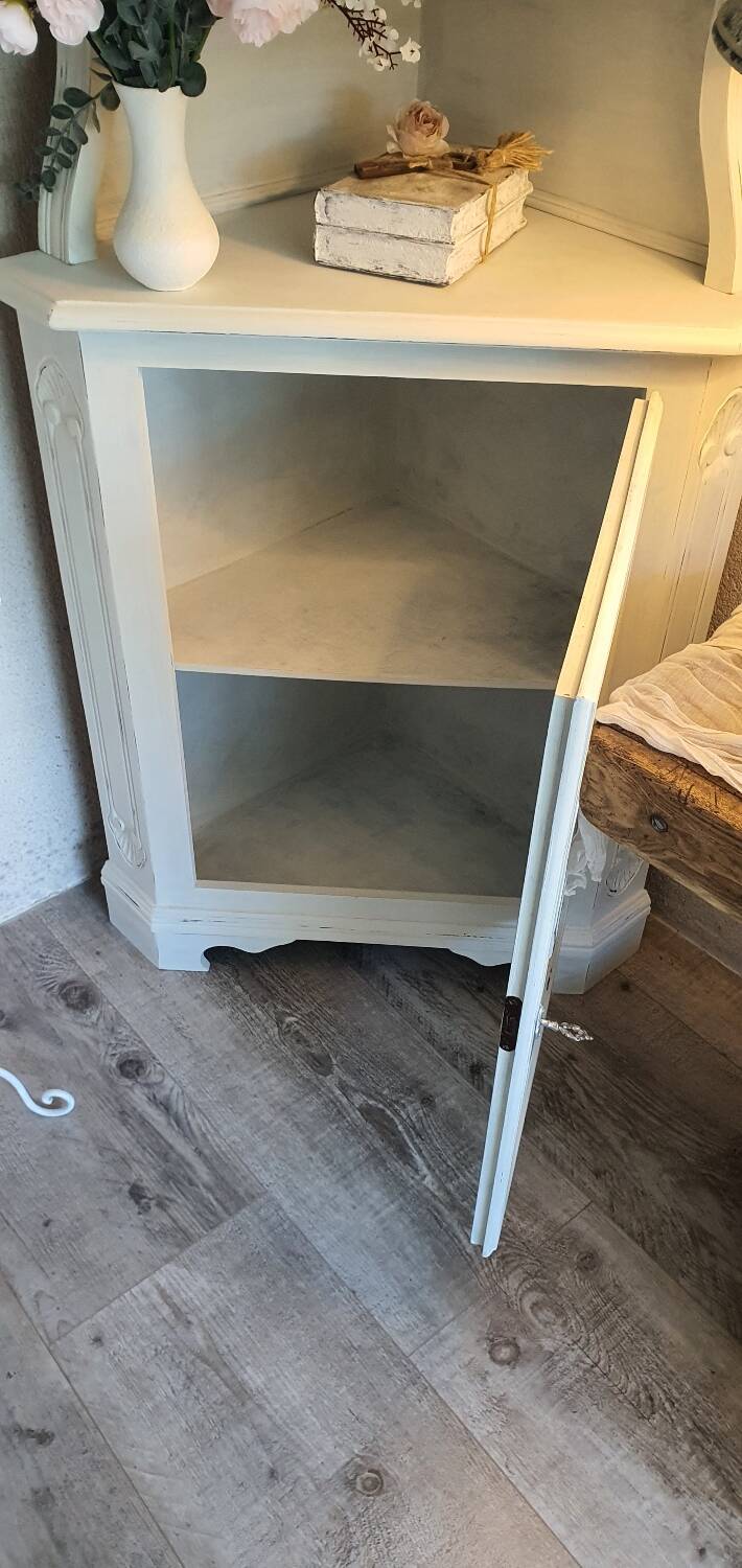 Corner unit with worn effect