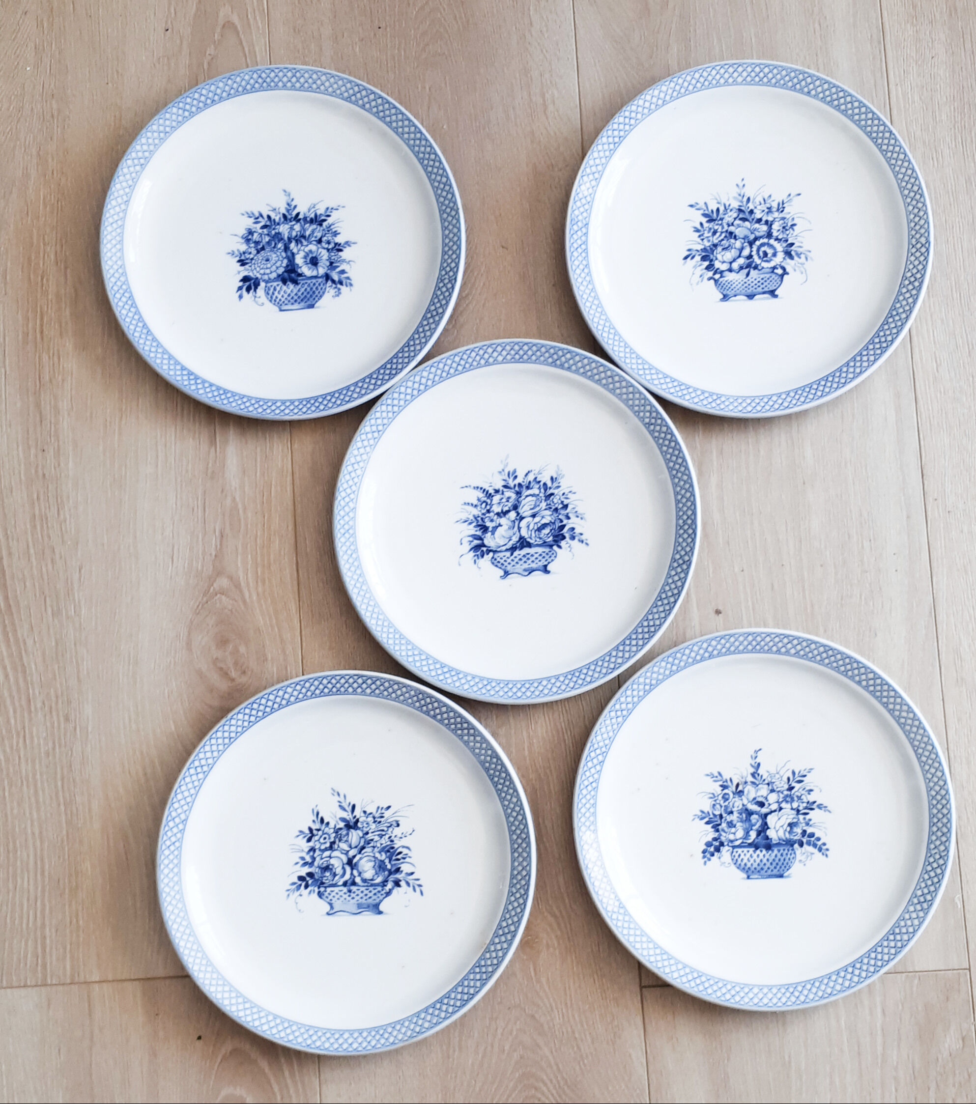 Sarreguemines earthenware plates, Old Delft model