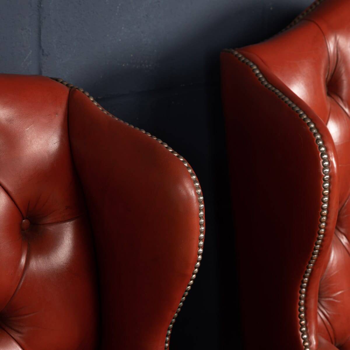 Stylish 20thc pair of english leather wing back armchairs c.1970