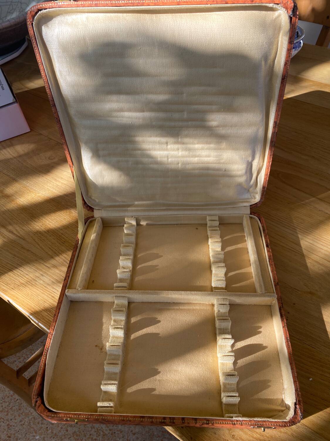 Box of 24 horn knives