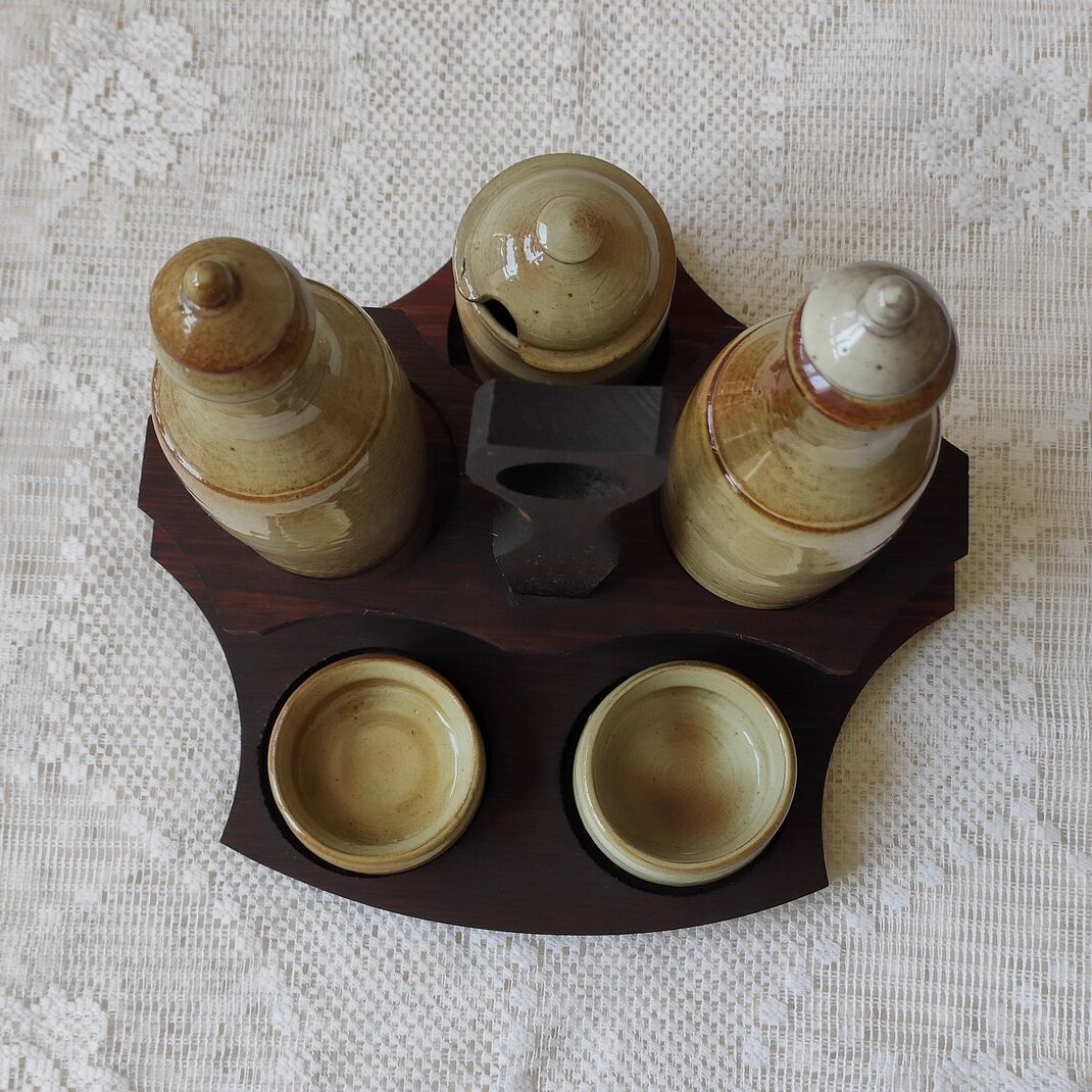 Sandstone condiment service