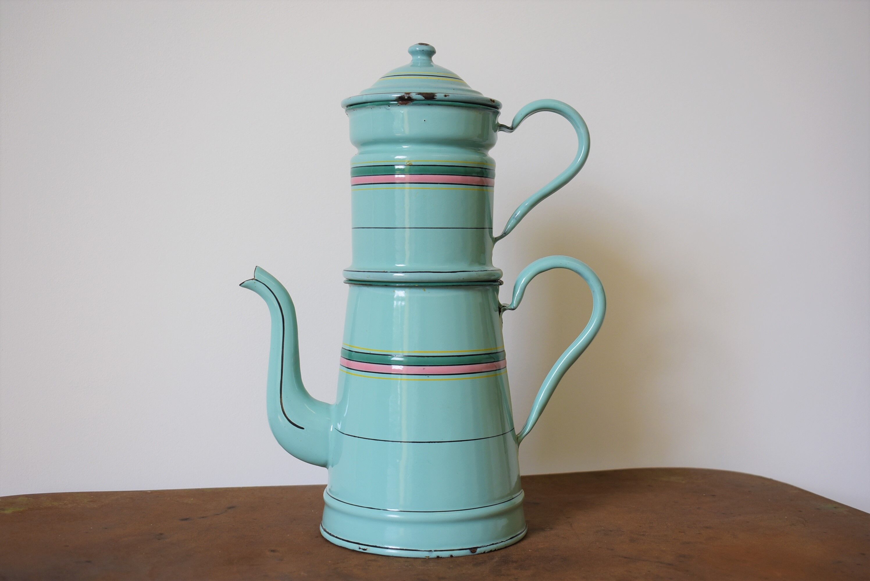 Pretty enamelled filter coffee maker