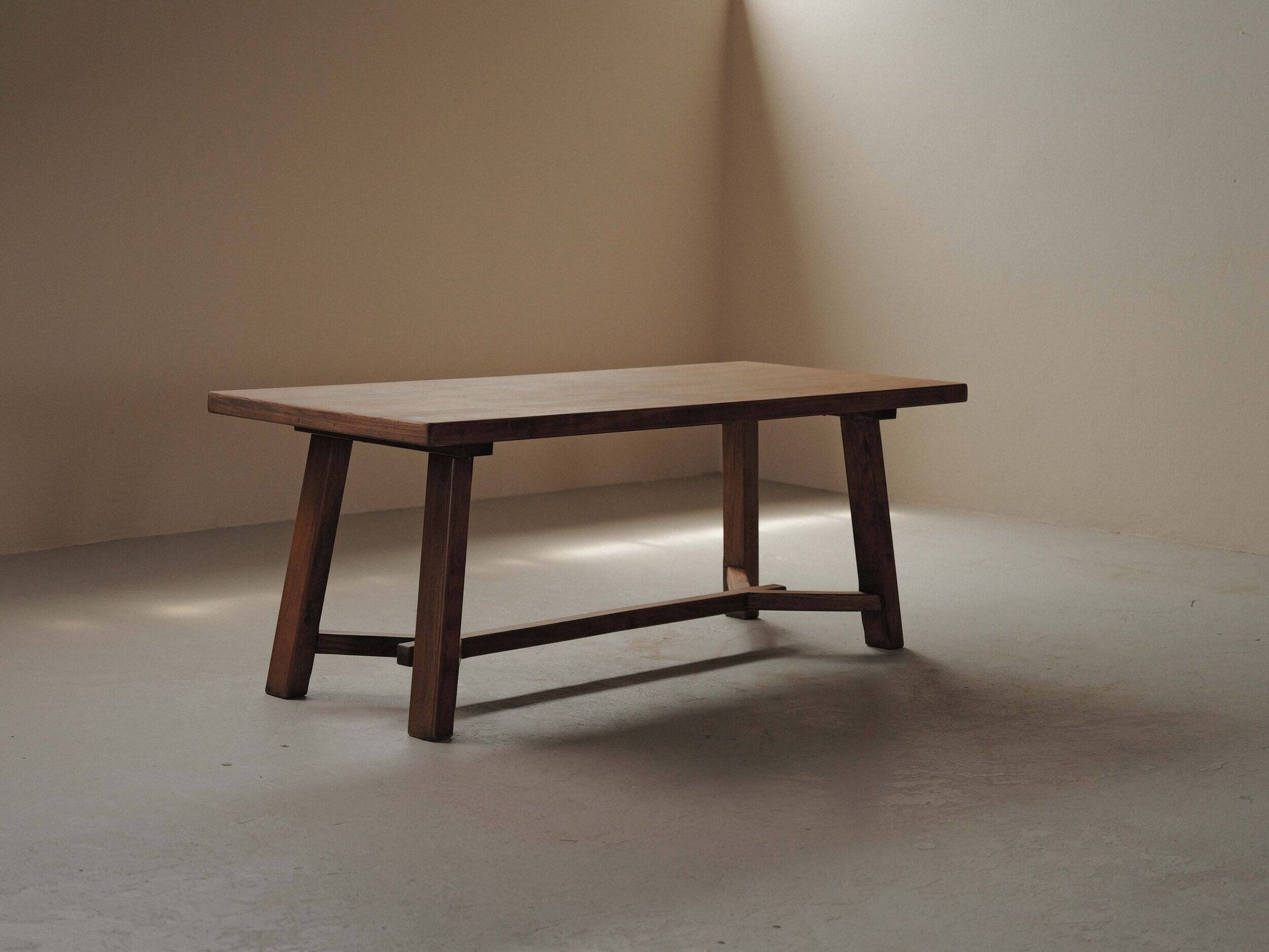 Grande table artisanale en chêne, France, vers 1970
