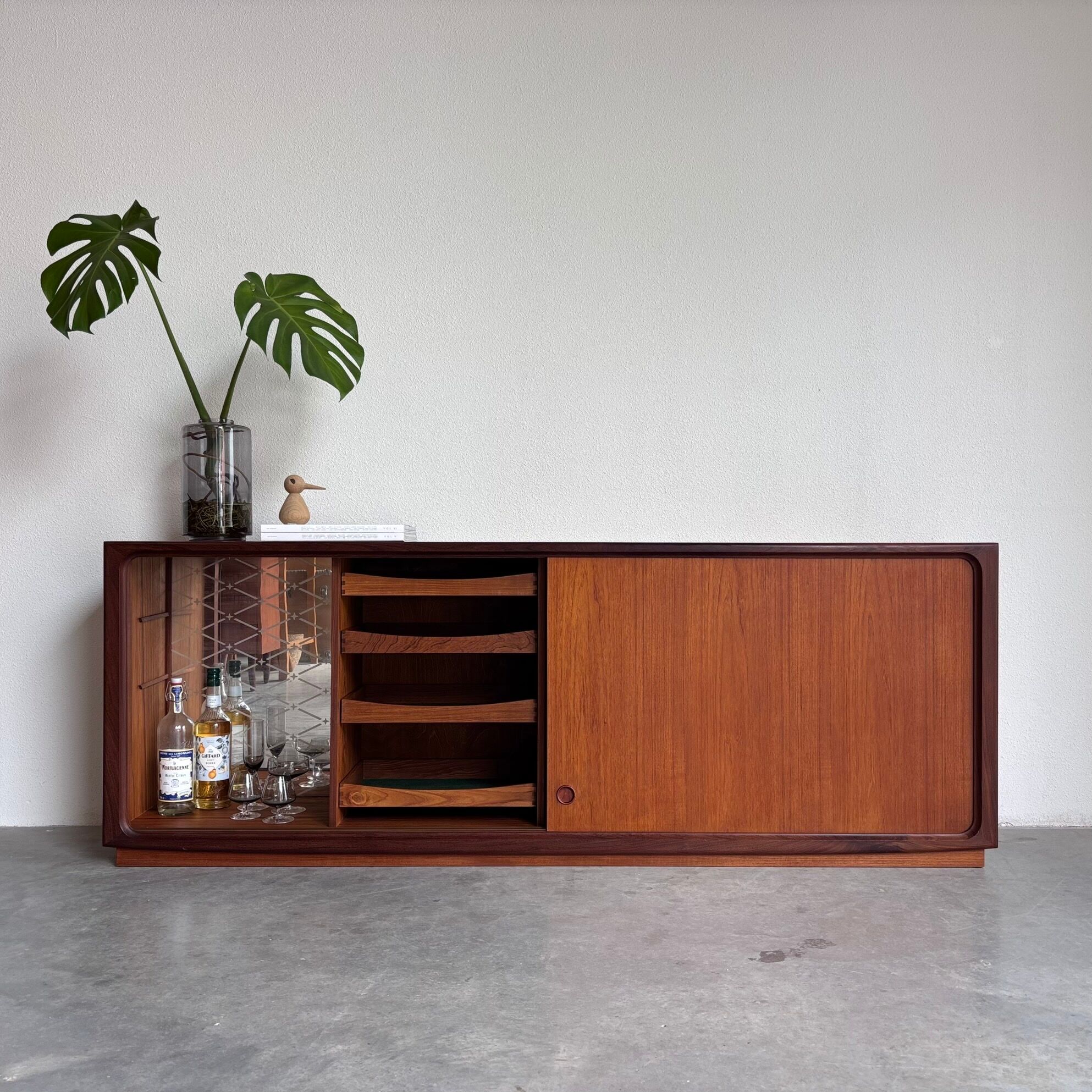 Basse vintage danoise en teck sur plinthe