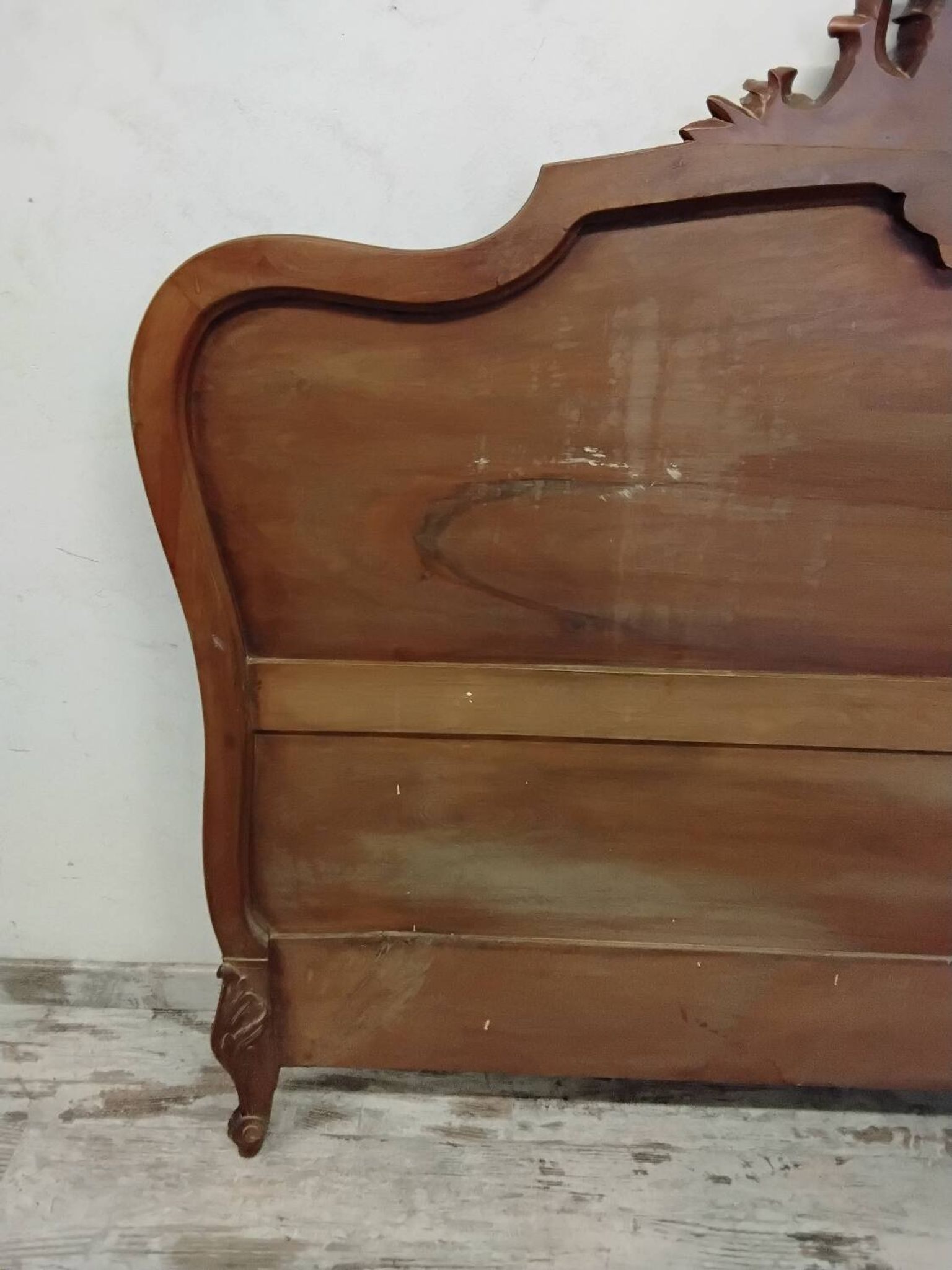 Headboard made of carved wood