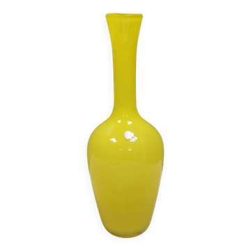 Vase en verre suédoise des années 1980 dans une jolie couleur jaune.