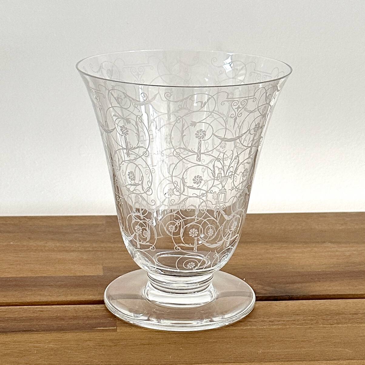 BACCARAT crystal tulip vase with engraved arabesque decoration - Signed