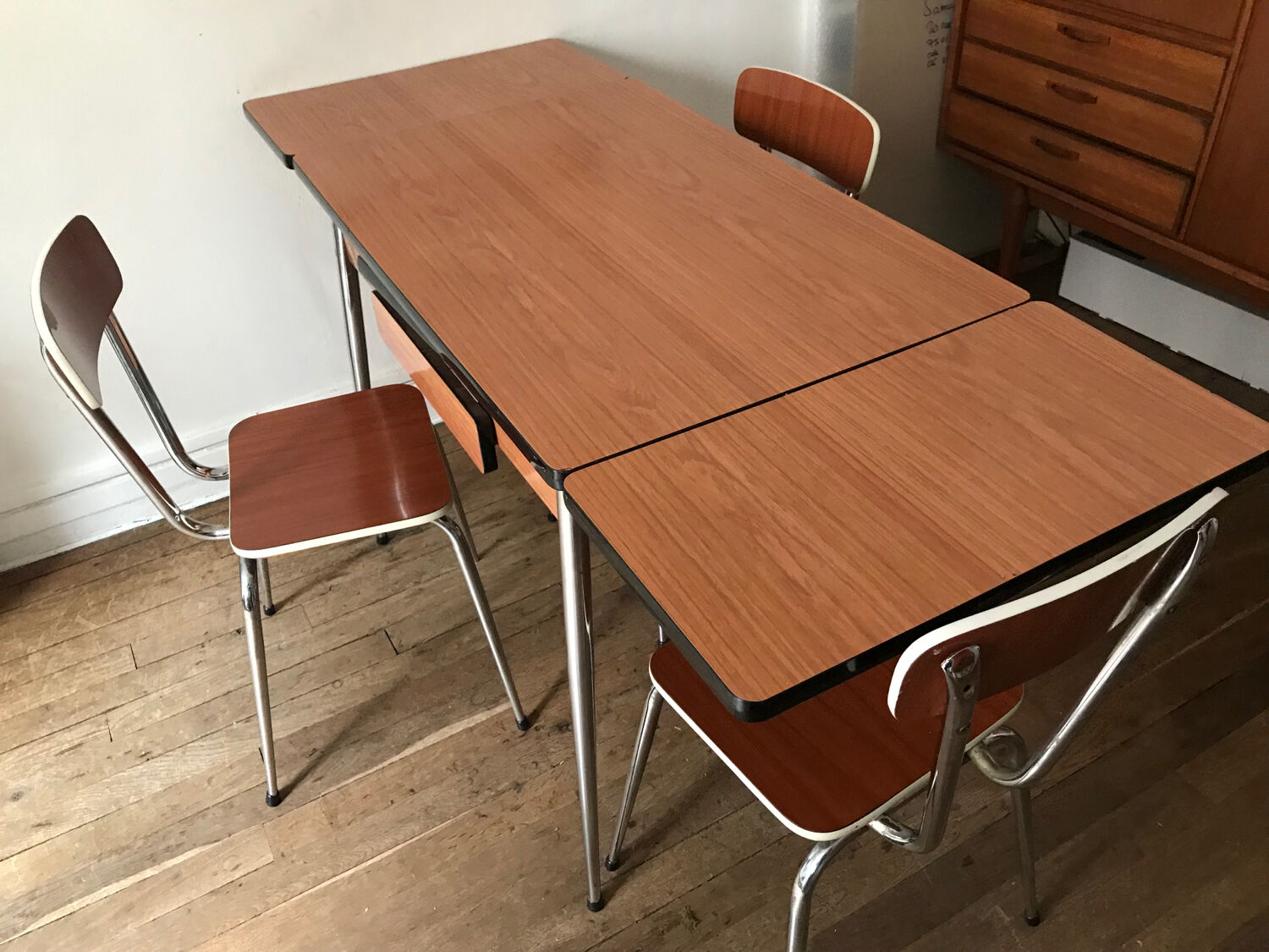Table en formica and 3 chairs