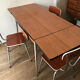 Table en formica et 3 chaises