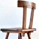 Chaise en bois brutaliste