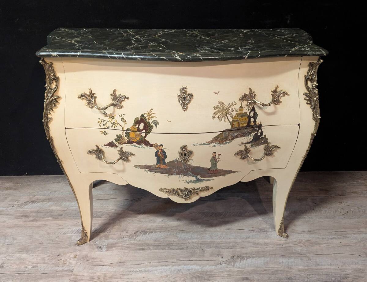 Curved Louis XV style chest of drawers with chinoiserie decoration