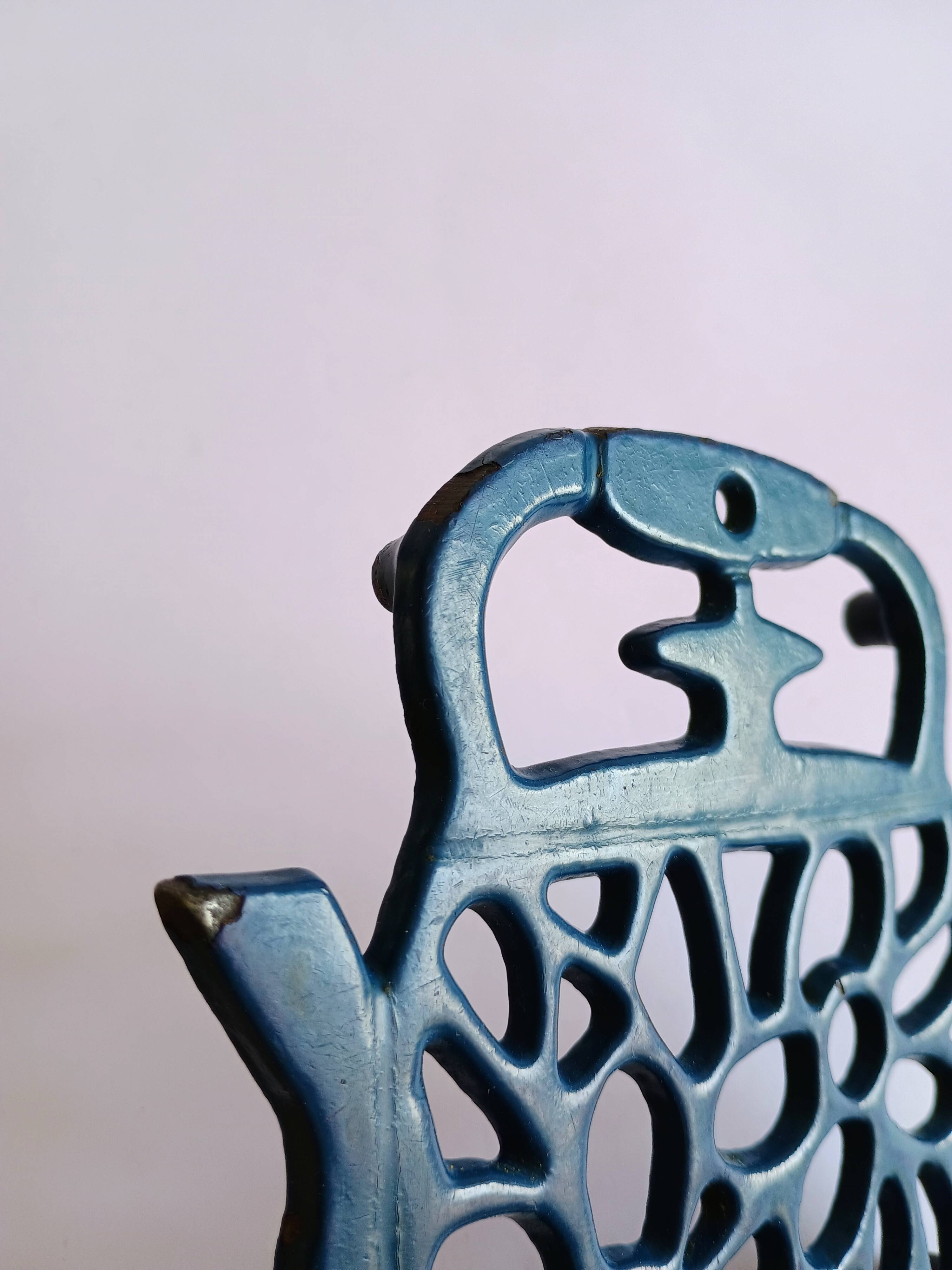 Kettle-shaped cast iron trivet