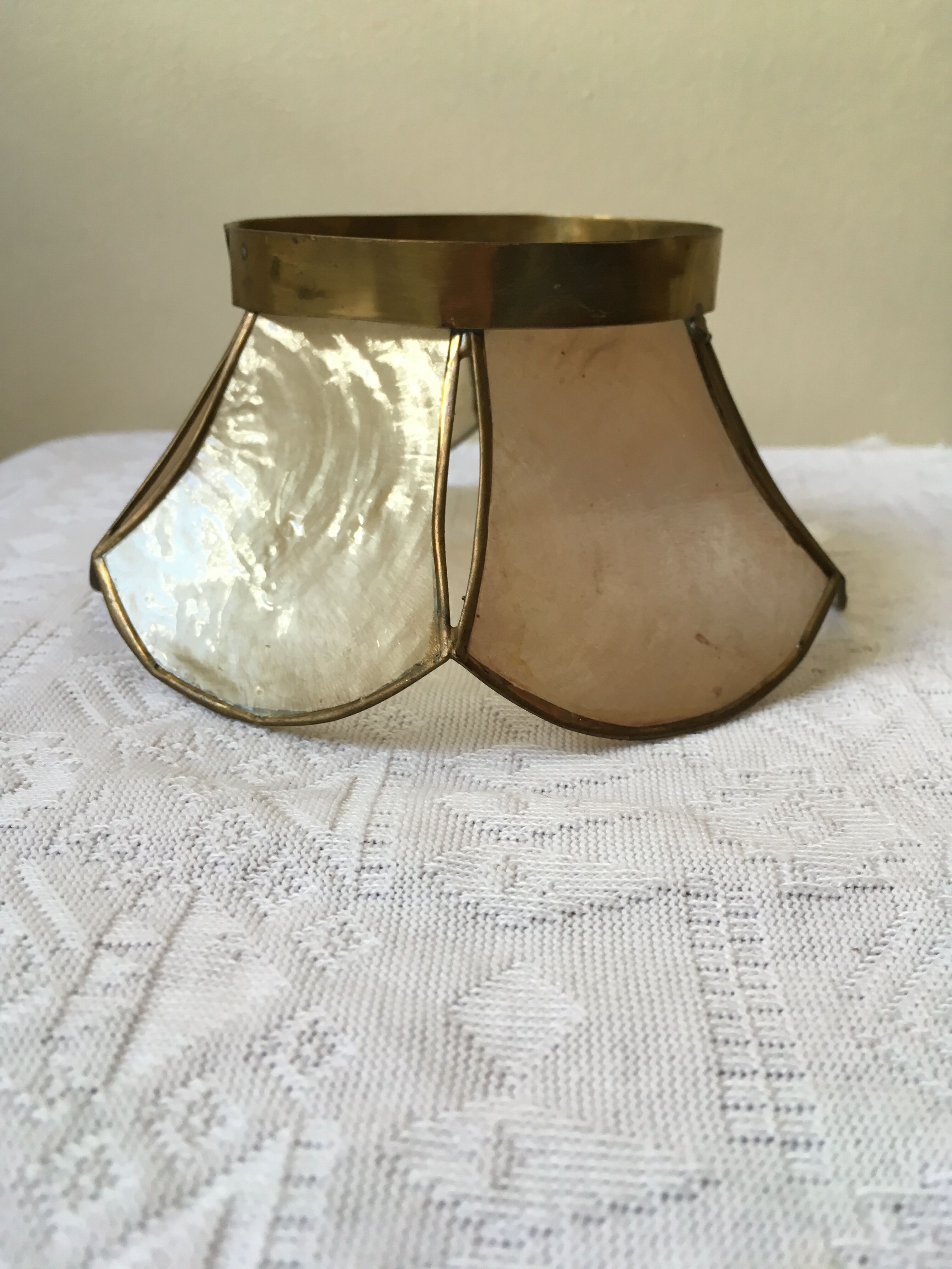 Mother-of-pearl and brass suspension with its collar