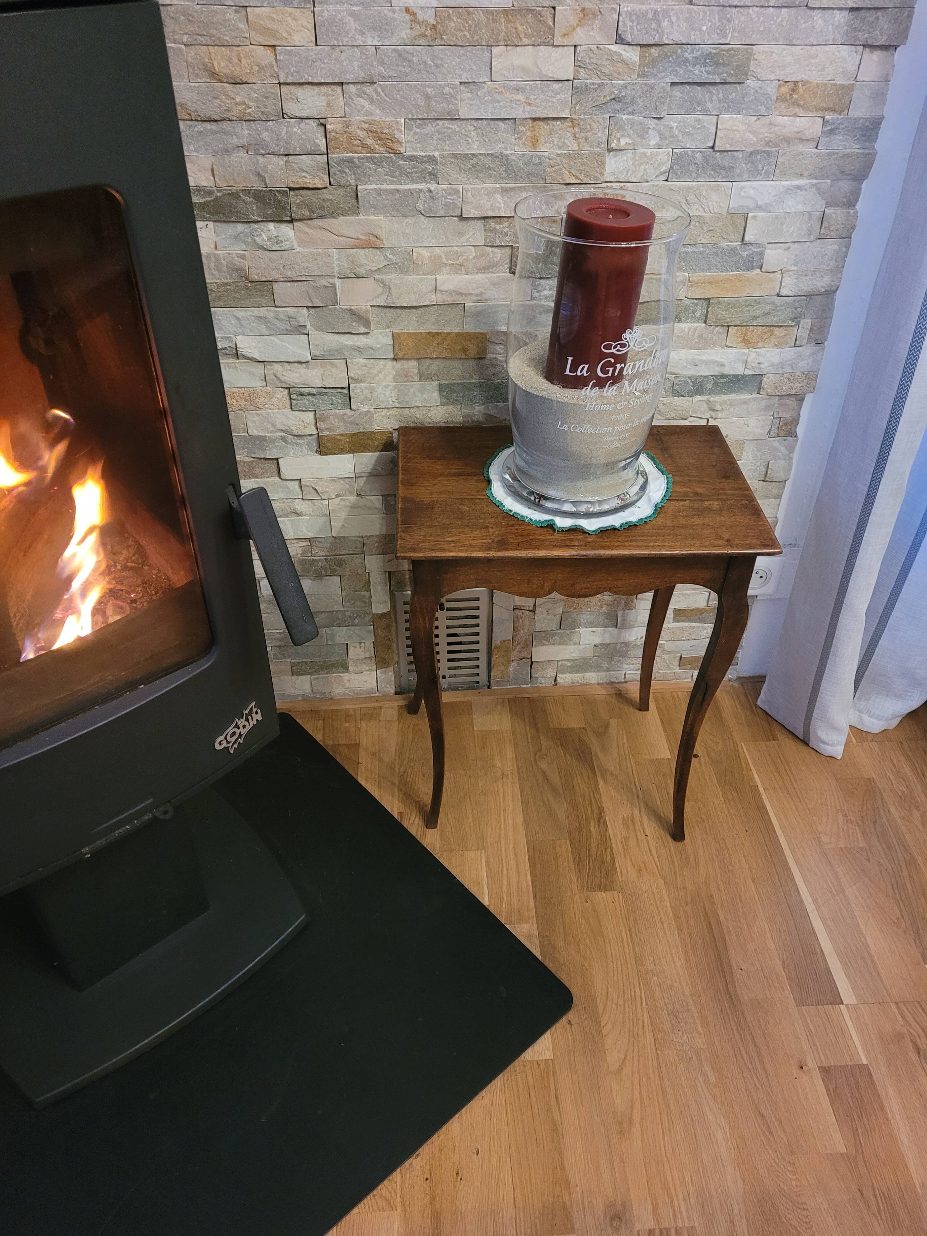 SMALL CONSOLE IN MASSIVE CHENE.