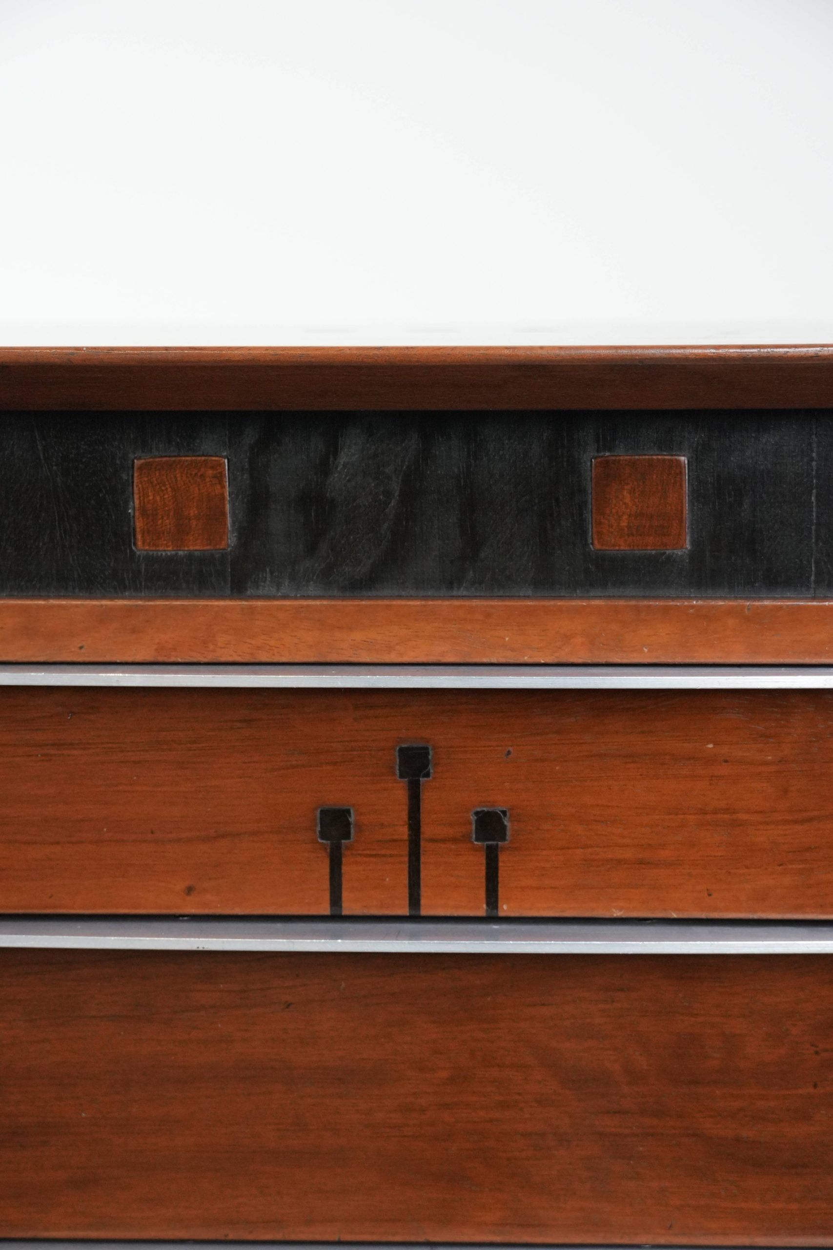 Beautiful Art Deco design chest of drawers with 7 drawers