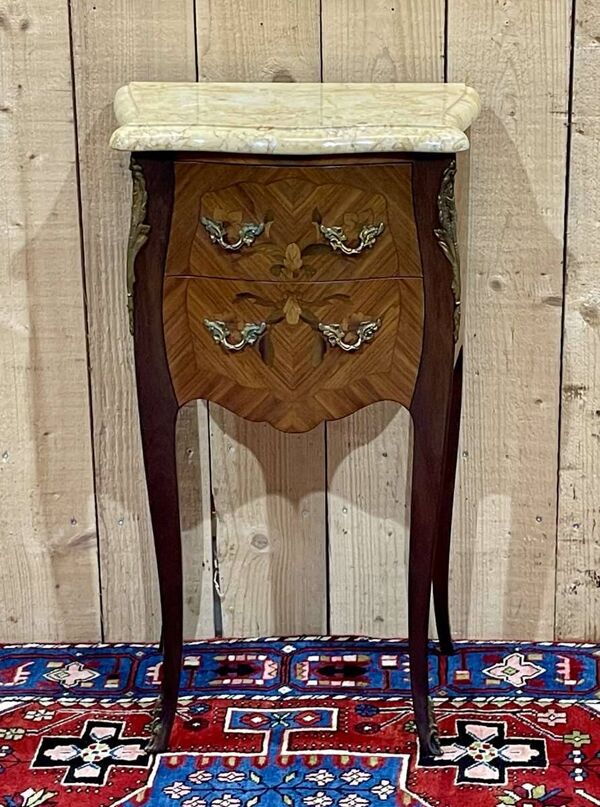 Chevet de style Louis XV en bois de rose, chêne et dessus marbre - fabrication des années 70