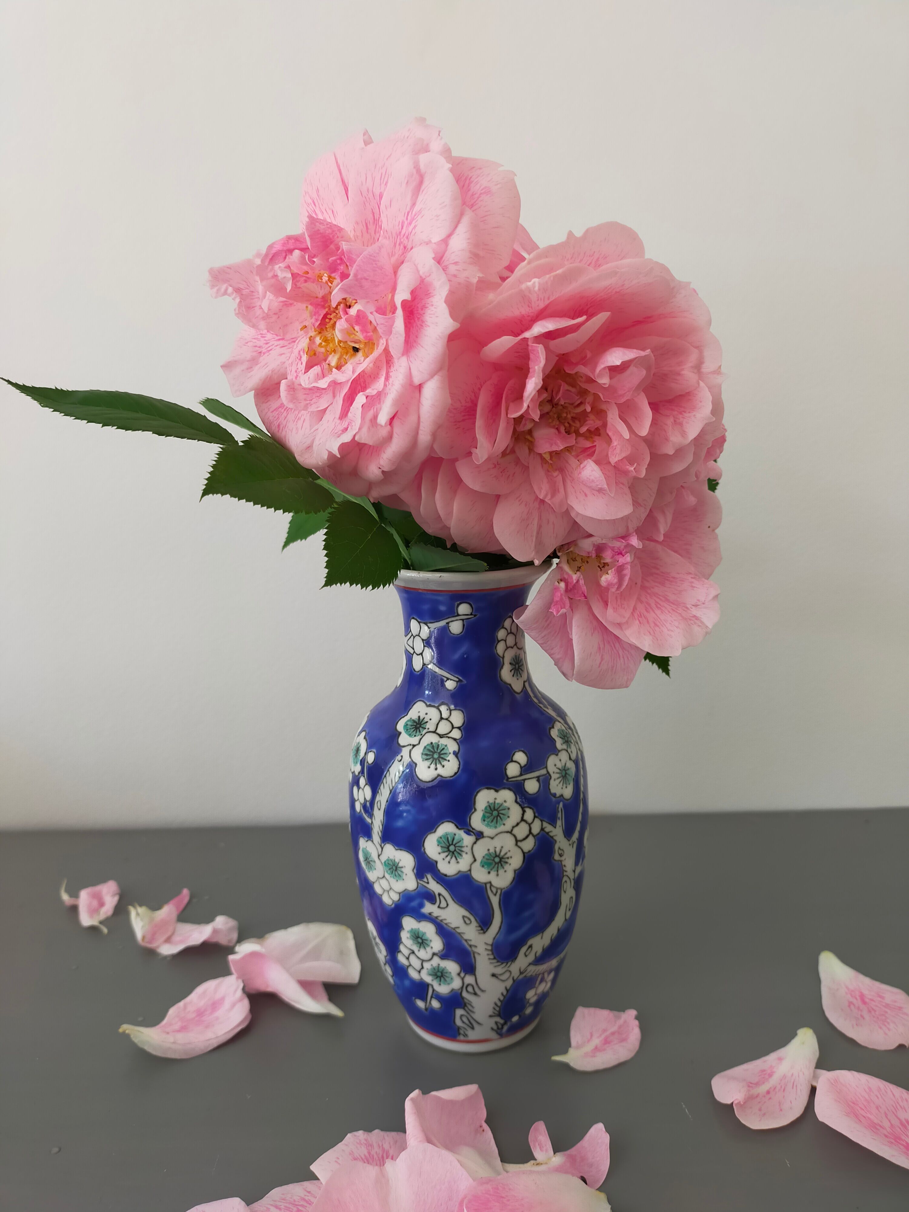 Vase céramique bleu avec décor branches de cerisier