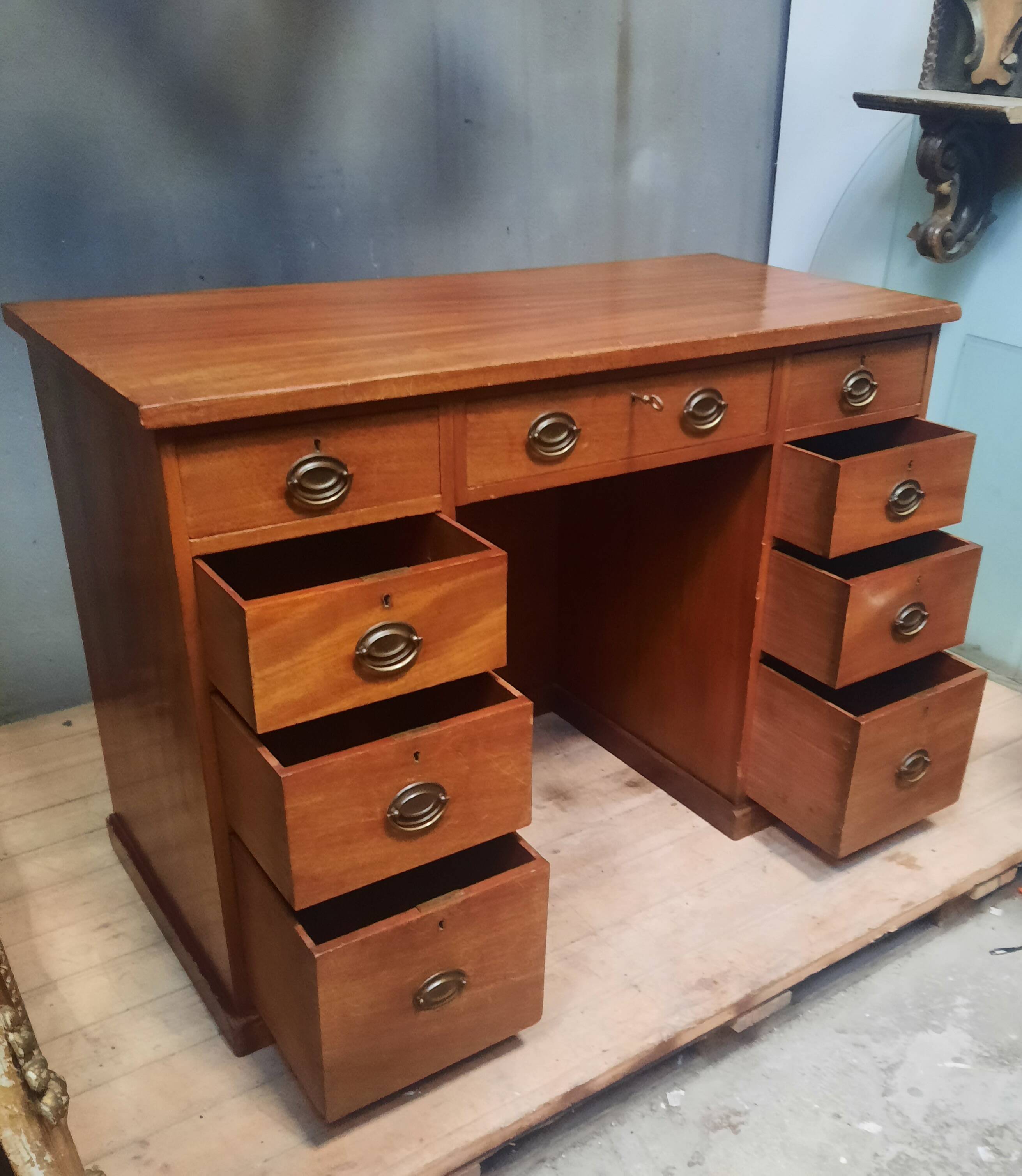 Nineteenth-century chest of drawers in mahogany.