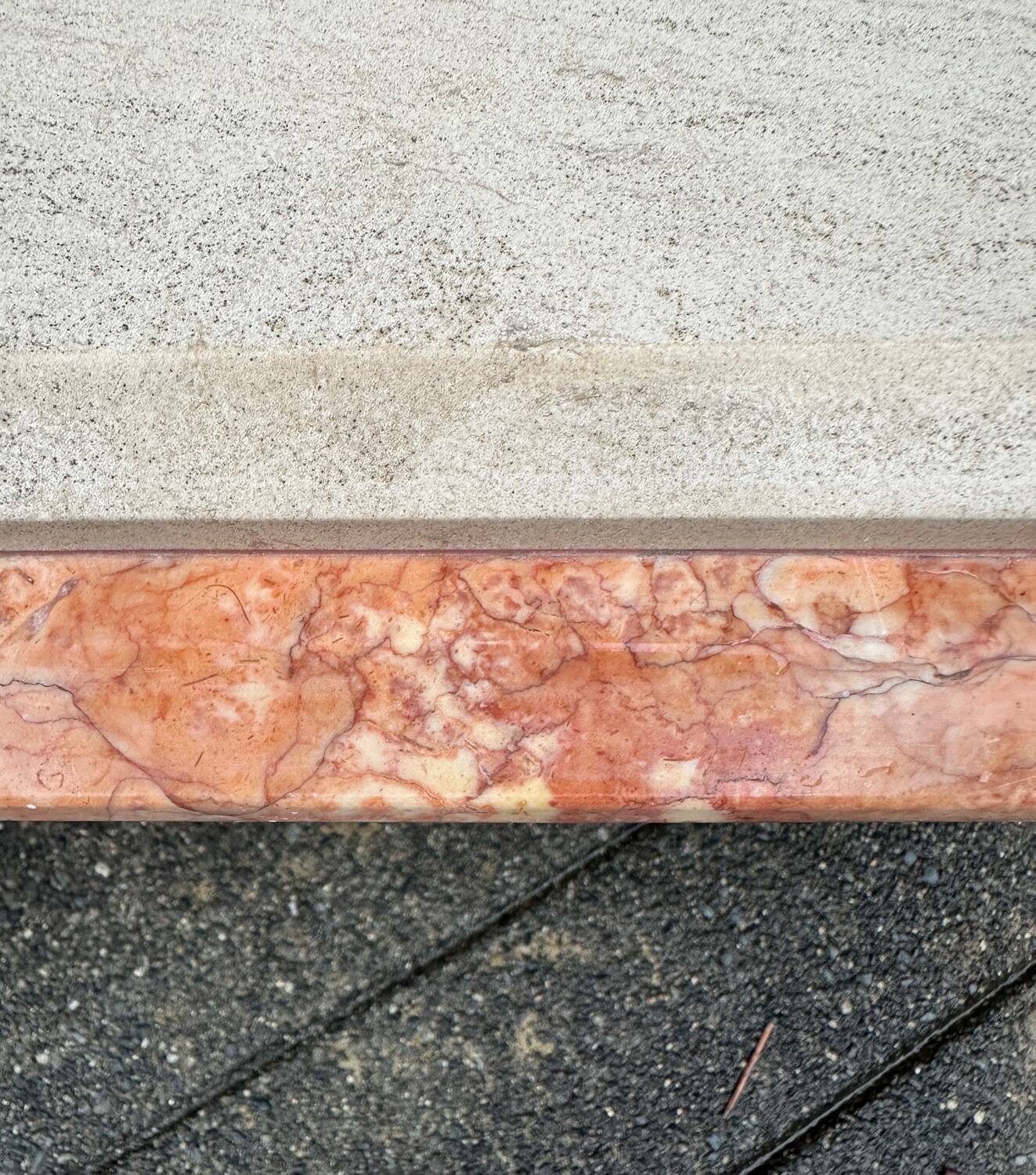 Table basse ancienne vintage en travertin et marbre rose