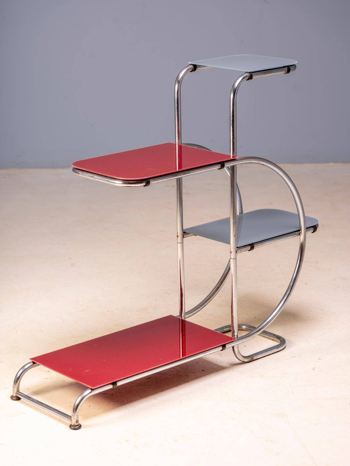 Support de plante en acier tubulaire Bauhaus par Emile Guyot, étagères en verre coloré, milieu du 20e siècle, Tchécoslovaquie, 90 × 30 × 105 cm