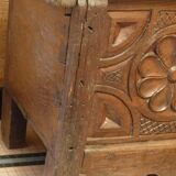 Coffre ancien en bois sulpte