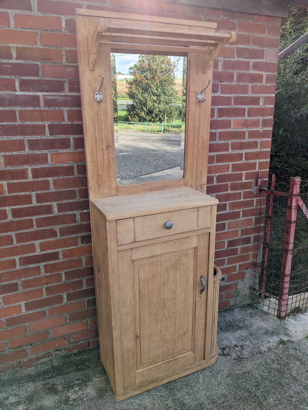 Entrance cloakroom
