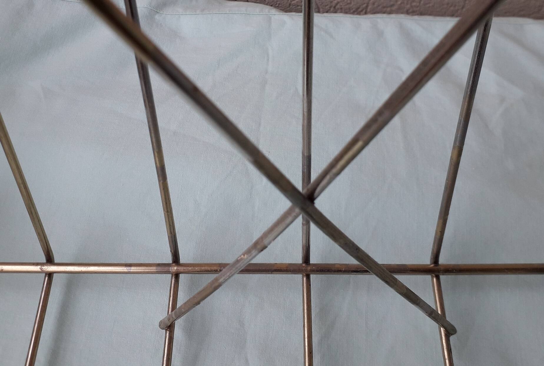 Metal magazine rack