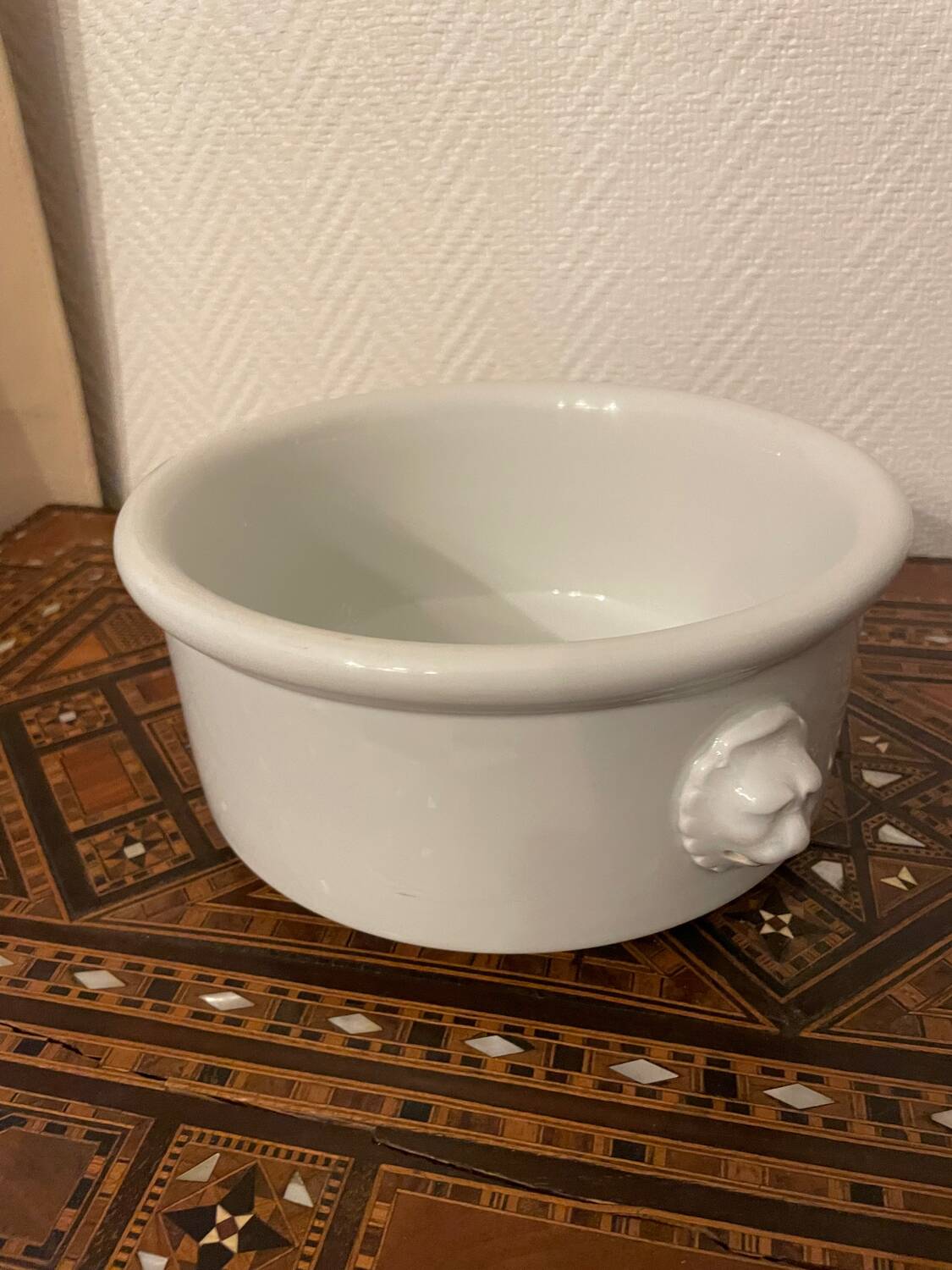 Lion's head salad bowl