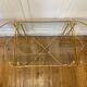 Table basse tripartite en laiton et verre