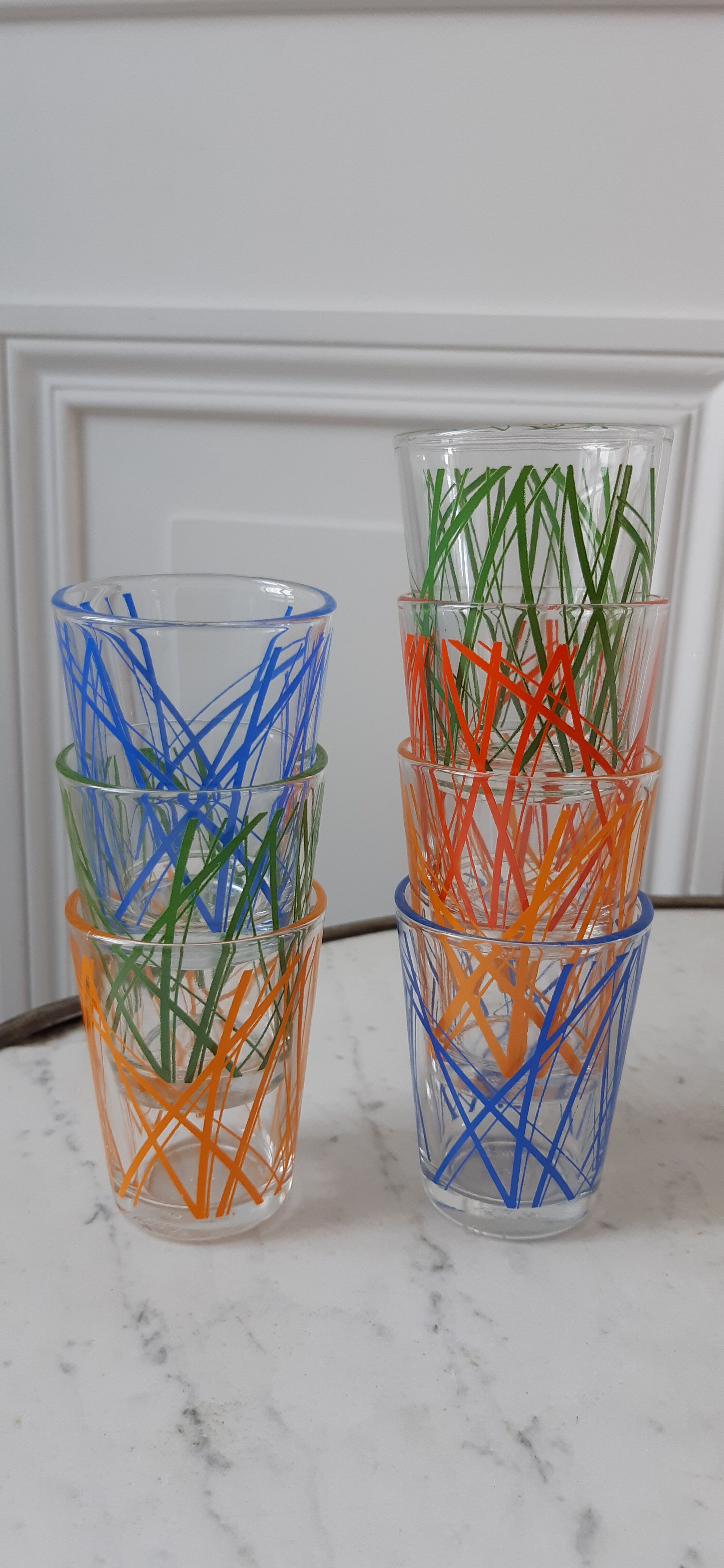 Colorful set consisting of a decanter and 7 70s liqueur glasses