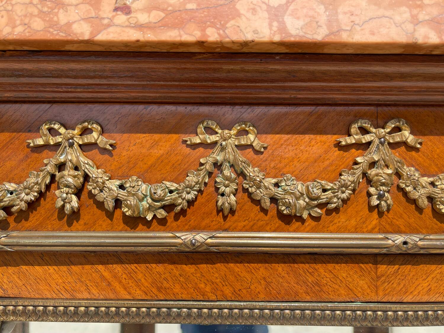 Vitrine en Marqueterie Style Louis XV