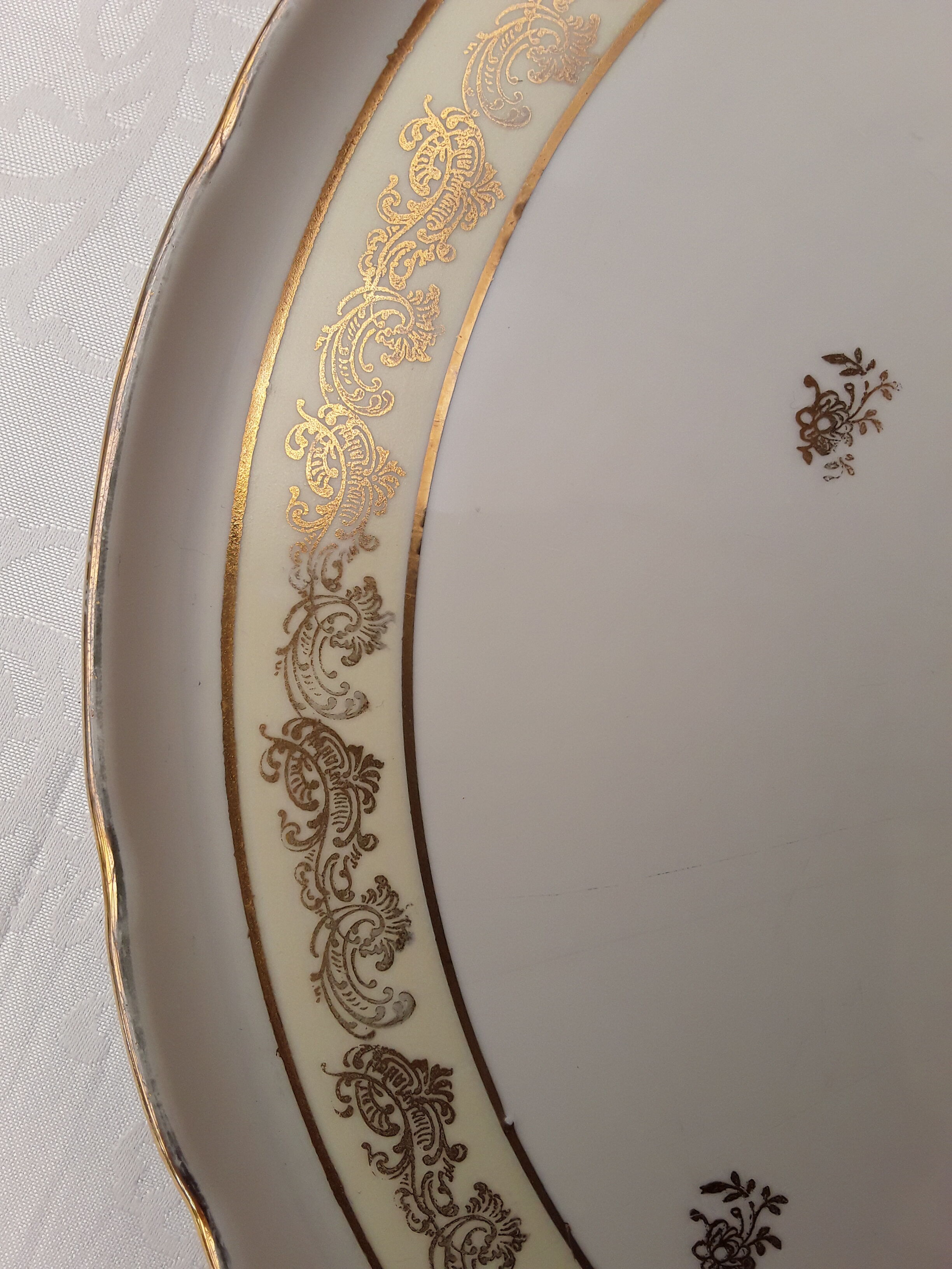 White porcelain pie dish blue and gold décor
